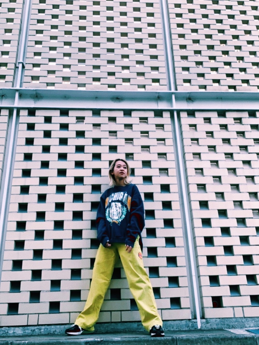 「bymo、stussy、stussy women、New Balance、newbalance993、993、トレーナー、スウエット、カラーパンツ、イエローコーデ」｜「bymoのアイテム（スウェット、ブルー系）」を使った、Mikuさん（レディース・158cm）の春コーディネートの1枚目の写真