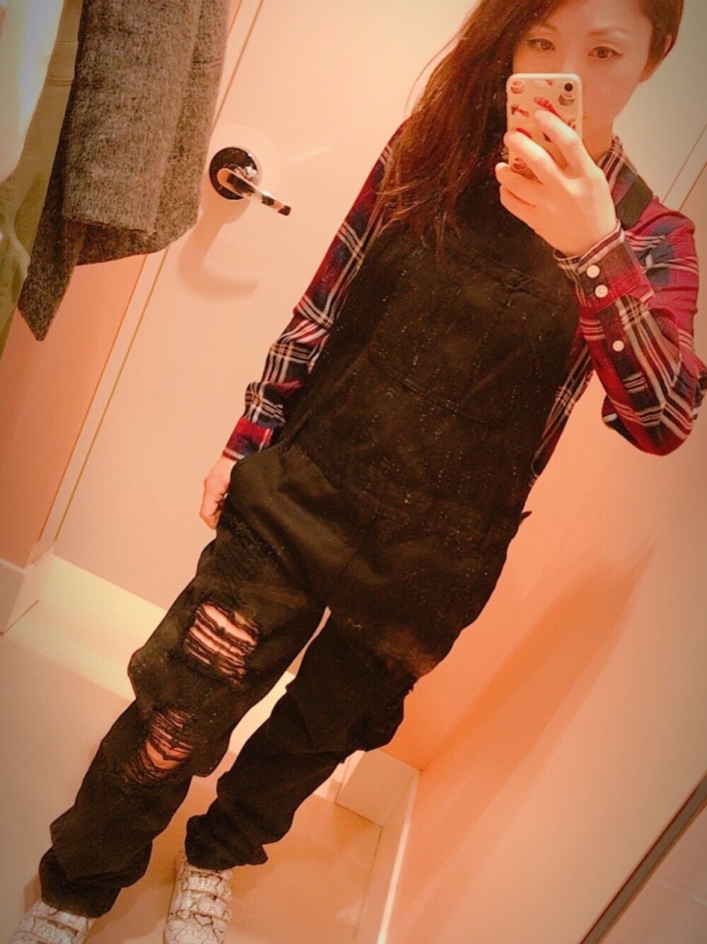 「オーバーオール、チェックシャツ、休日スタイル、プチプラ、オールインワン」｜「FOREVER 21のアイテム（パンツ、ブラック系）」を使った、Rody❤︎スプリングタイプカラーさん（レディース・155cm）の春コーディネートの1枚目の写真