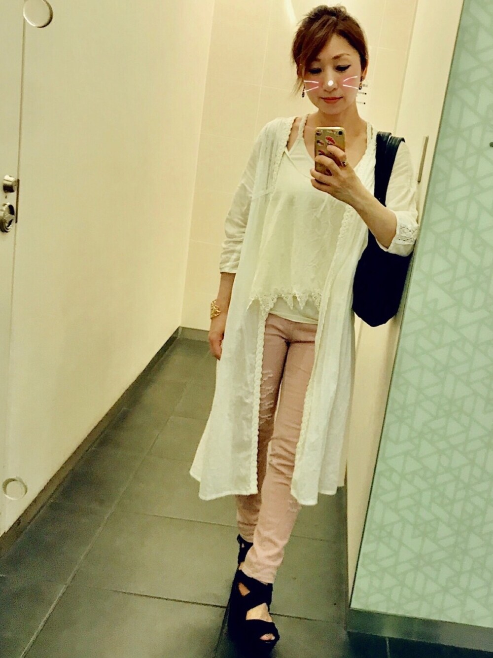 「大人カジュアル、シンプルコーデ、休日スタイル、ロングガウン、スキニー、ダメージデニムパンツ」｜「FOREVER 21のアイテム（Tシャツ/カットソー、ホワイト系）」を使った、Rody❤︎スプリングタイプカラーさん（レディース・155cm）の夏コーディネートの1枚目の写真