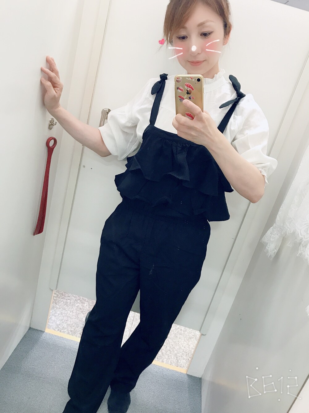 「シンプル、モノトーンコーデ、モノトーン、オトナカジュアル、休日スタイル」｜「Availのアイテム（サロペット/オーバーオール、ブラック系）」を使った、Rody❤︎スプリングタイプカラーさん（レディース・155cm）の秋コーディネートの1枚目の写真