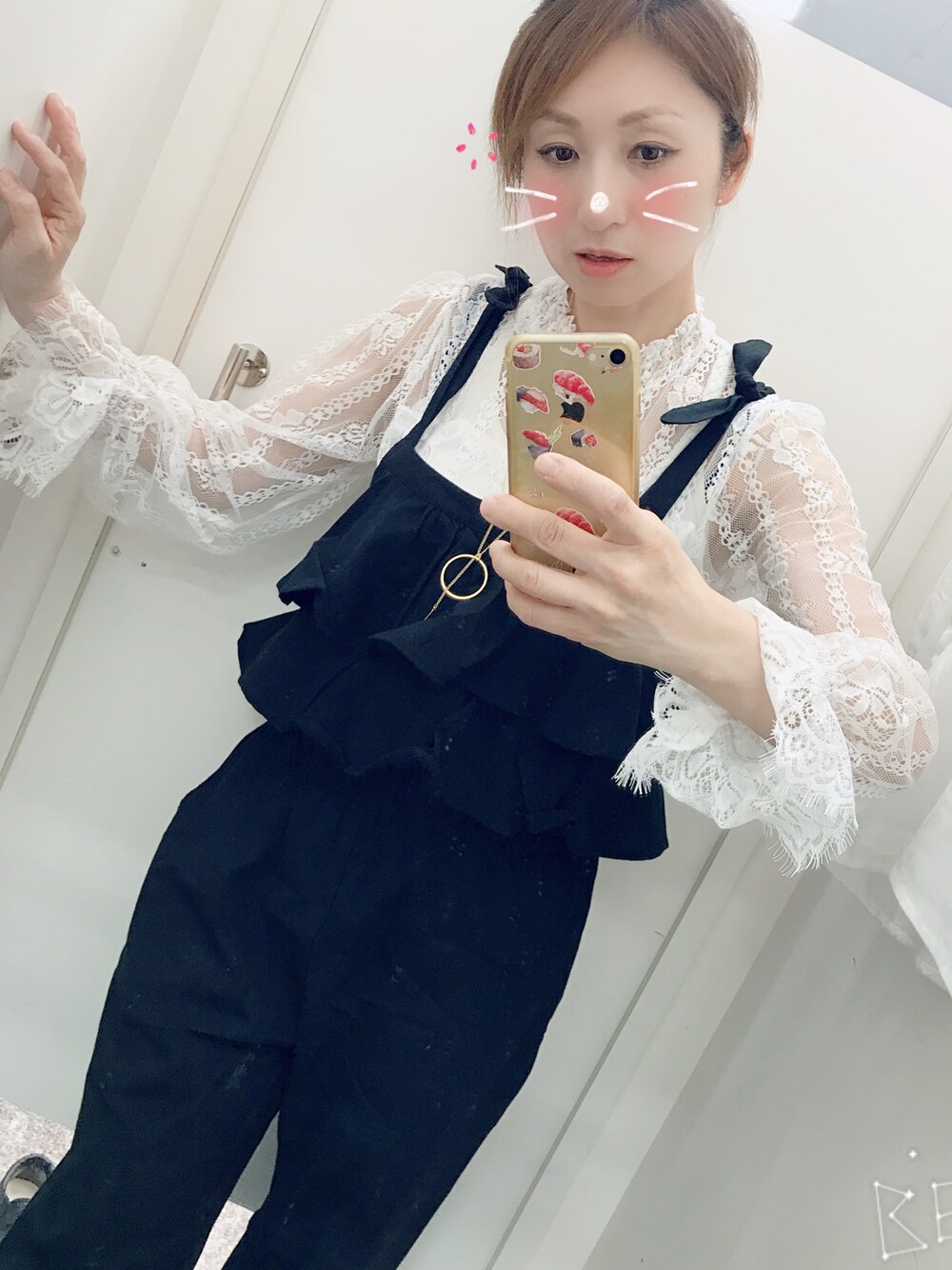 「休日スタイル、モノトーン、大人カジュアル、シンプルコーデ」｜「Availのアイテム（サロペット/オーバーオール、ブラック系）」を使った、Rody❤︎スプリングタイプカラーさん（レディース・155cm）の秋コーディネートの1枚目の写真