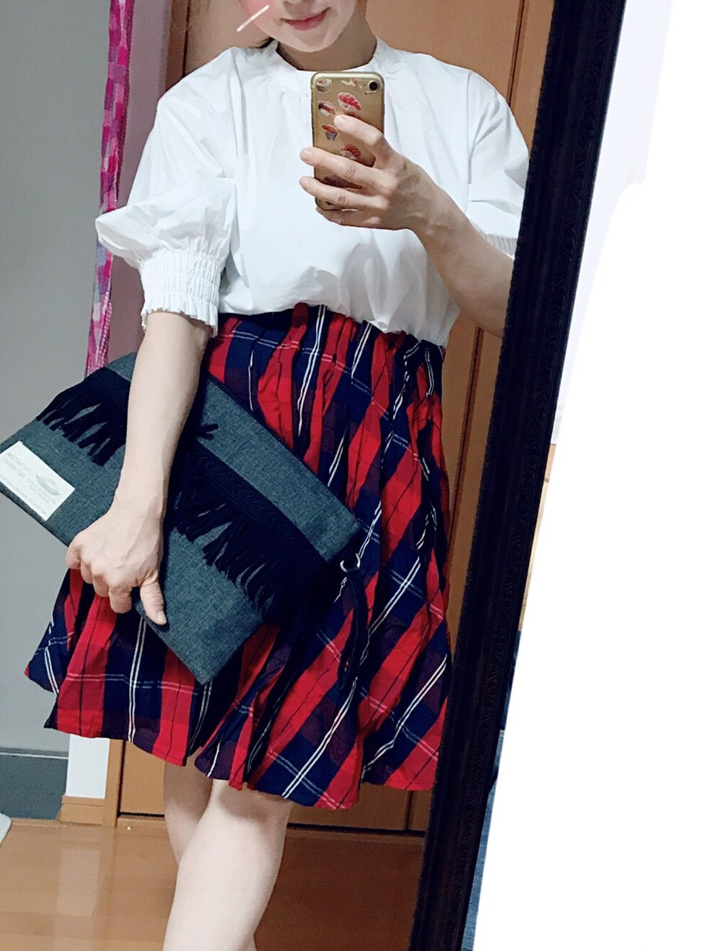 「大人カジュアル、休日スタイル、シンプルコーデ、Aラインスカート」｜「UNIQLOのアイテム（シャツ/ブラウス、ホワイト系）」を使った、Rody❤︎スプリングタイプカラーさん（レディース・155cm）の秋コーディネートの1枚目の写真