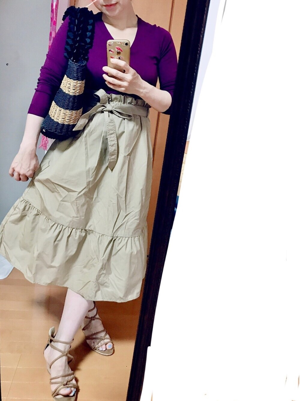 「休日スタイル、Aラインスカート、大人カジュアル、通勤スタイル、シンプルコーデ」｜「UNIQLOのアイテム（スカート、ベージュ系）」を使った、Rody❤︎スプリングタイプカラーさん（レディース・155cm）の秋コーディネートの1枚目の写真