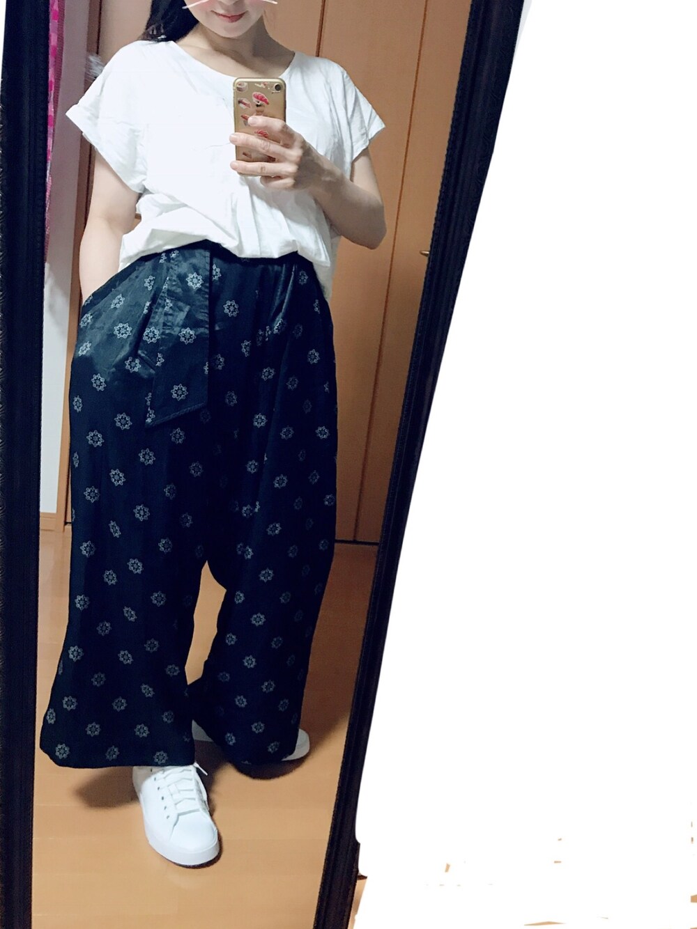「ワイドパンツ、休日スタイル、大人カジュアル、シンプルコーデ、アディダス、スニーカー」｜「adidasのアイテム（スニーカー、ホワイト系）」を使った、Rody❤︎スプリングタイプカラーさん（レディース・155cm）の秋コーディネートの1枚目の写真