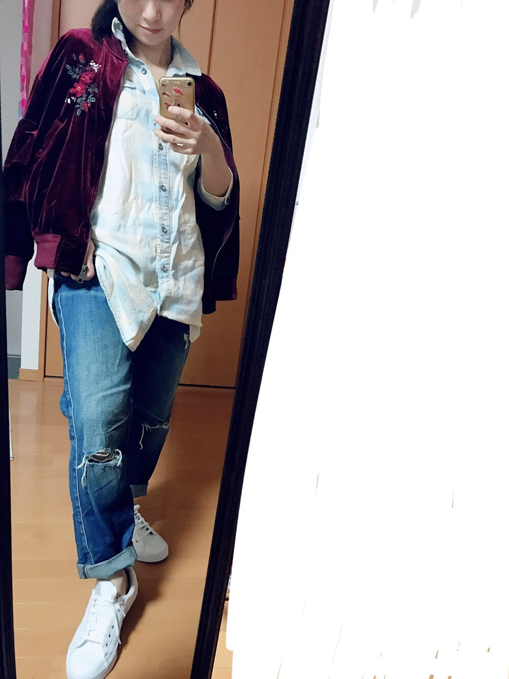 「スカジャン、フリル、ZARA、ダメージデニムパンツ、スニーカー、アディダス、休日スタイル」｜「adidasのアイテム（スニーカー、ホワイト系）」を使った、Rody❤︎スプリングタイプカラーさん（レディース・155cm）の秋コーディネートの1枚目の写真