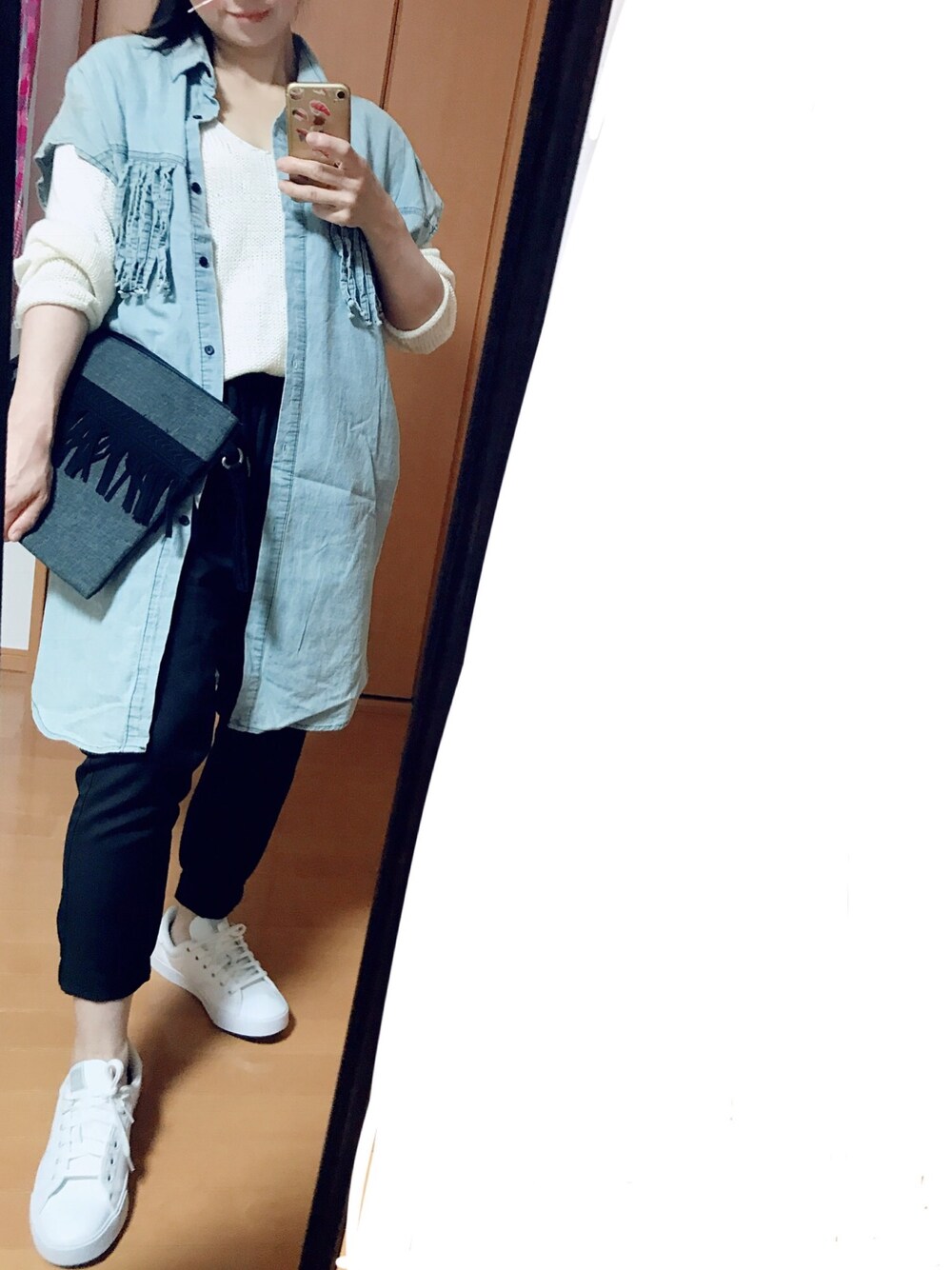 「スキニー、秋のコーデ、スニーカー、アディダス、大人カジュアル、休日スタイル、シンプルコーデ」｜「adidasのアイテム（スニーカー、ホワイト系）」を使った、Rody❤︎スプリングタイプカラーさん（レディース・155cm）の秋コーディネートの1枚目の写真