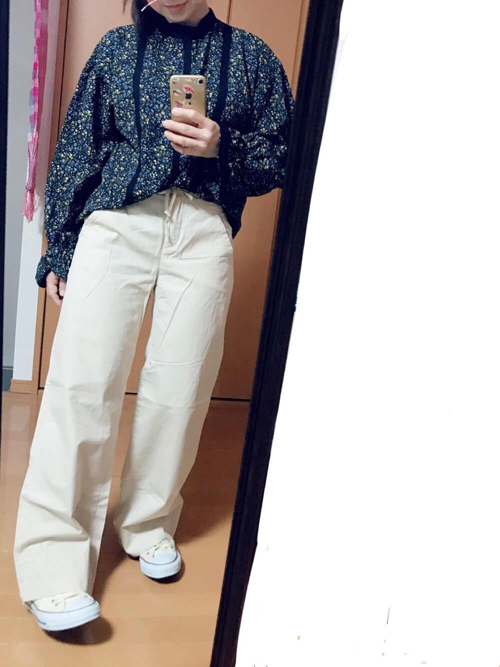 「秋のコーデ、ワイドパンツ、休日スタイル、大人カジュアル、シンプルコーデ、モノトーン、モノトーンコーデ、スニーカー、アディダス」｜「J.CREWのアイテム（チノパンツ、ホワイト系）」を使った、Rody❤︎スプリングタイプカラーさん（レディース・155cm）の秋コーディネートの1枚目の写真