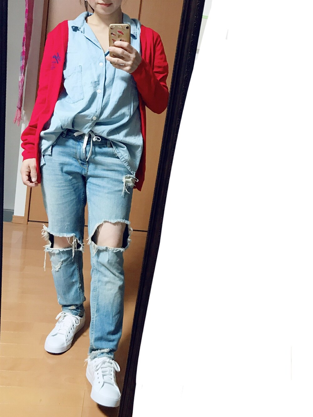 ブルー系のデニムパンツ、ホワイト系のスニーカー、ブルー系のシャツ/ブラウスを着用したレディースの秋コーディネートの1枚目の写真