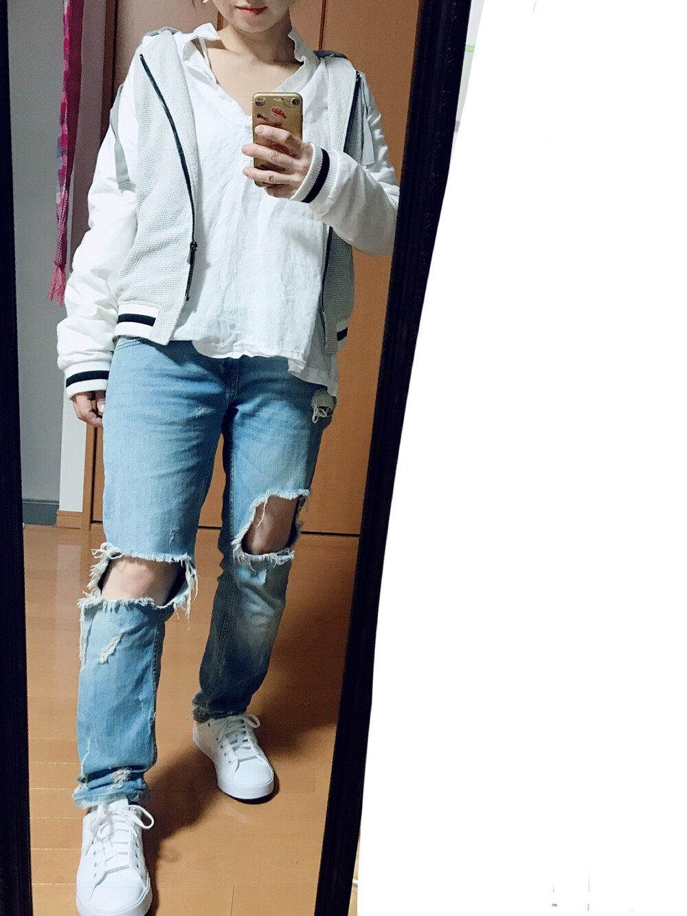 「秋のコーデ、ダメージデニムパンツ、デニム、スニーカー、アディダス、大人カジュアル、休日スタイル、シンプルコーデ」｜「adidasのアイテム（スニーカー、ホワイト系）」を使った、Rody❤︎スプリングタイプカラーさん（レディース・155cm）の秋コーディネートの1枚目の写真