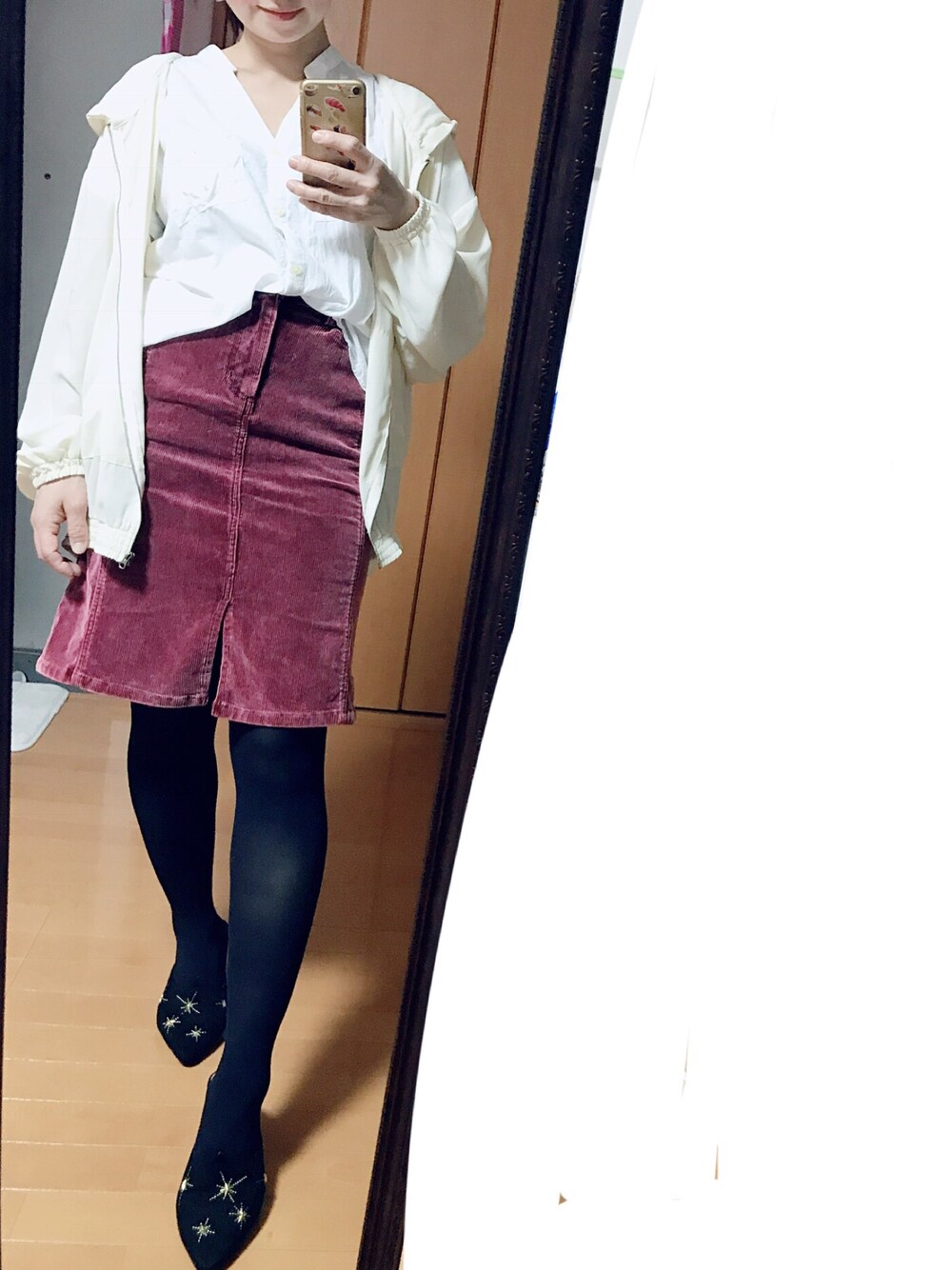 ブラック系のサンダル、パープル系のスカート、ベージュ系のその他アウターを着用したレディースの秋コーディネートの1枚目の写真