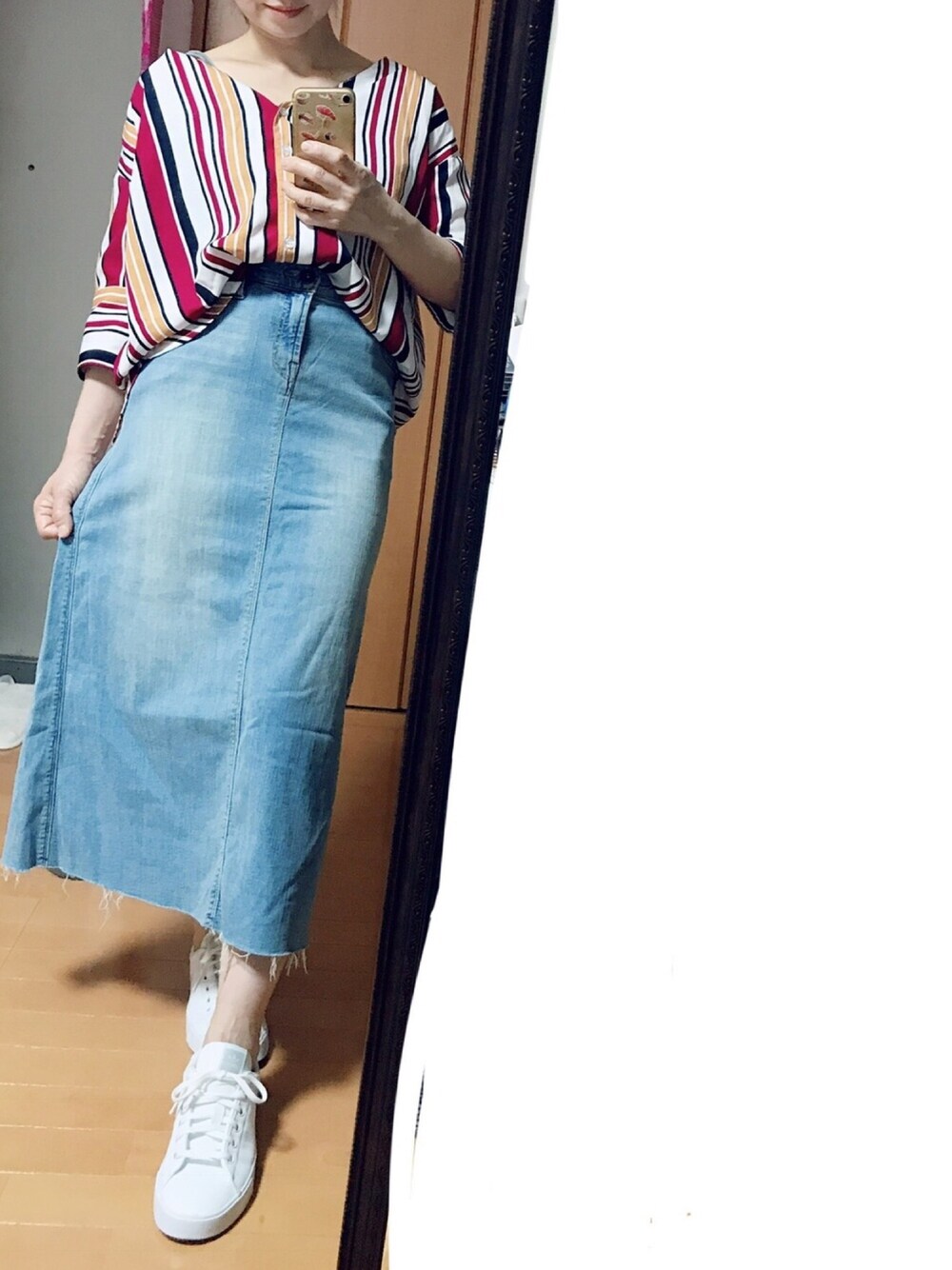 「ロングスカート、大人カジュアル、休日スタイル、シンプルコーデ、秋のコーデ」｜「adidasのアイテム（スニーカー、ホワイト系）」を使った、Rody❤︎スプリングタイプカラーさん（レディース・155cm）の秋コーディネートの1枚目の写真