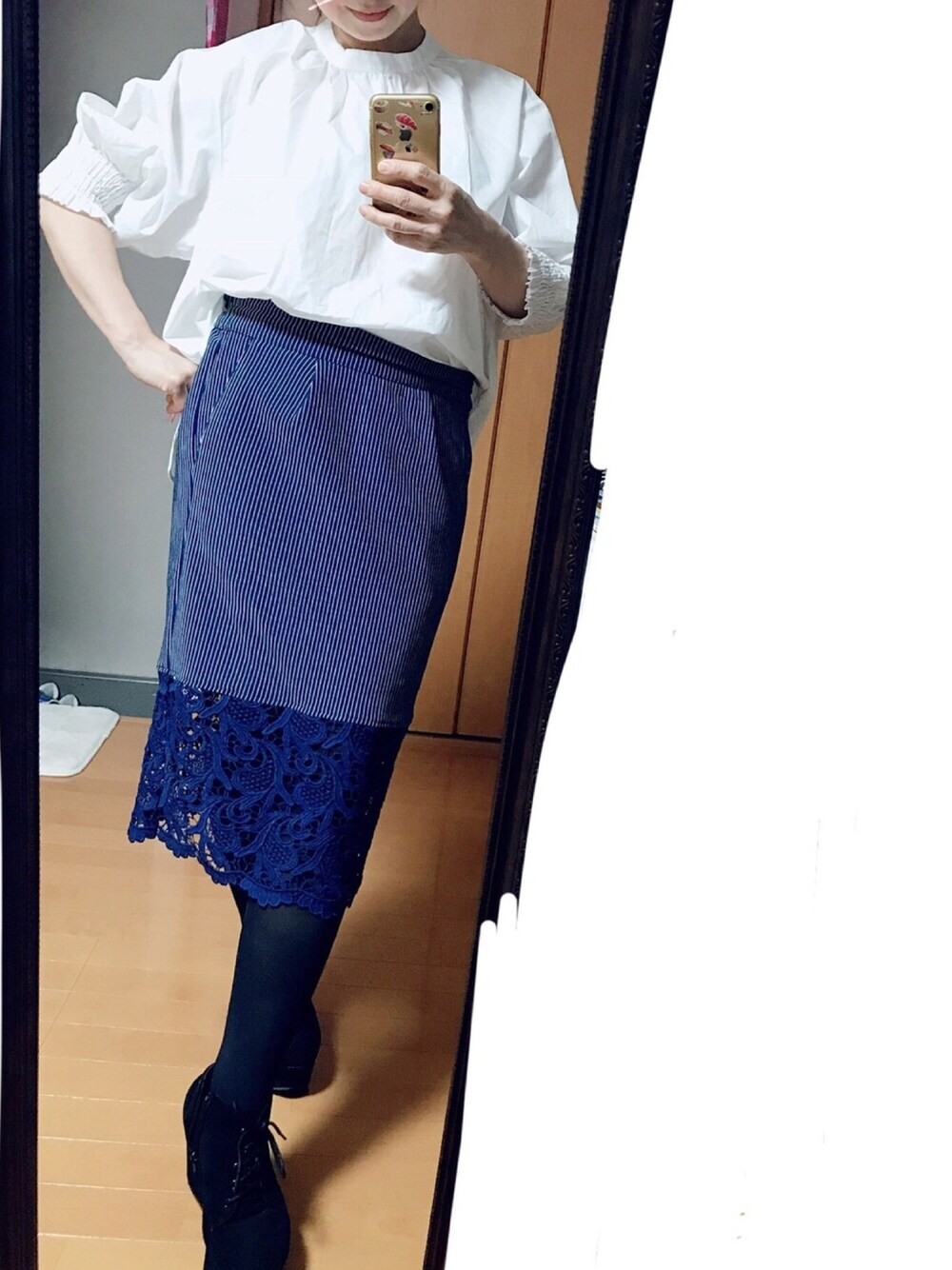 ホワイト系のシャツ/ブラウスを着用したレディースの秋コーディネートの1枚目の写真