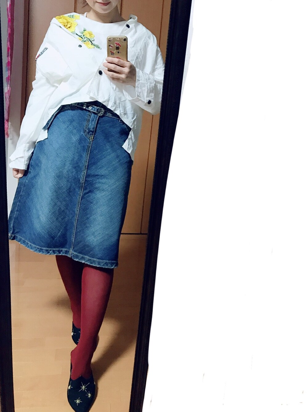 ブラック系のサンダルを着用したレディースの秋コーディネートの1枚目の写真