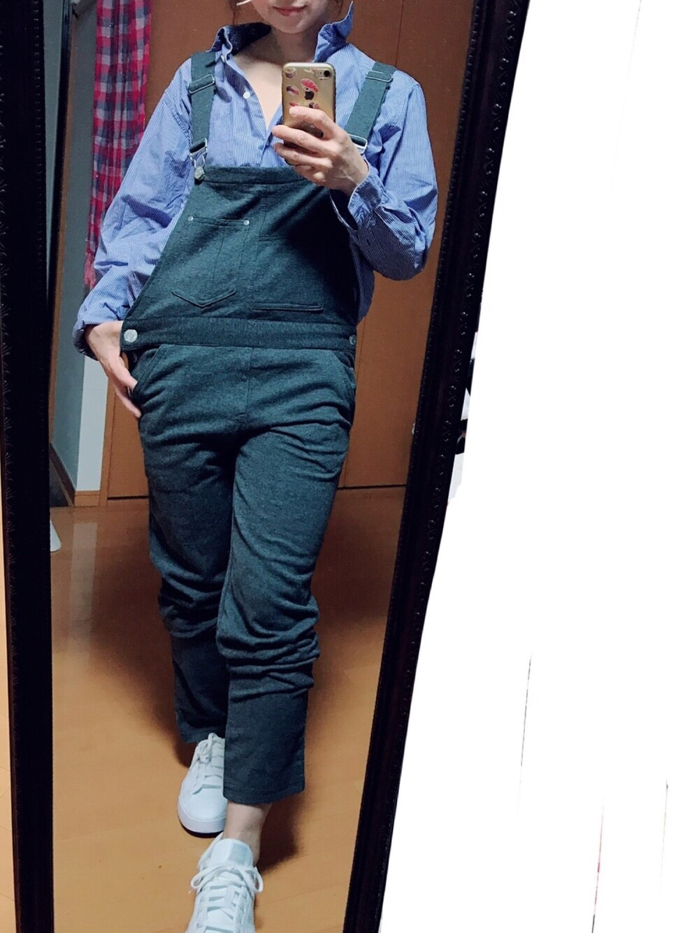 ブルー系のスニーカー、ブルー系のシャツ/ブラウスを着用したレディースの秋コーディネートの1枚目の写真