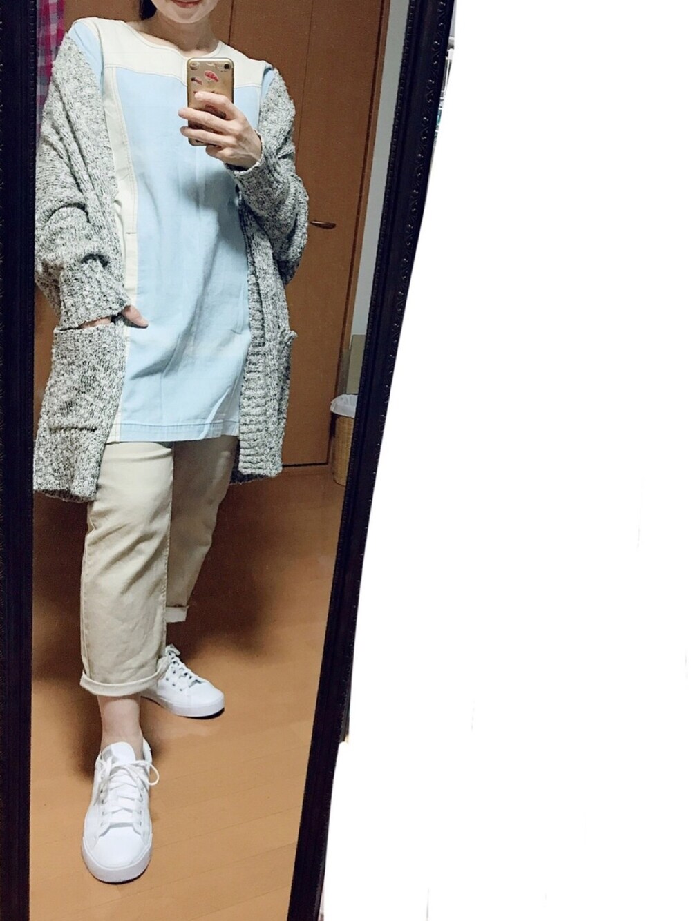 グレー系のカーディガン/ボレロ、ホワイト系のスニーカーを着用したレディースの秋コーディネートの1枚目の写真