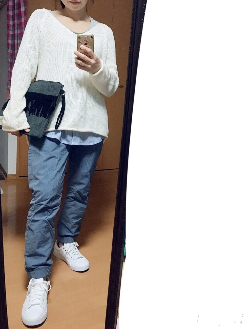 ホワイト系のスニーカーを着用したレディースの秋コーディネートの1枚目の写真