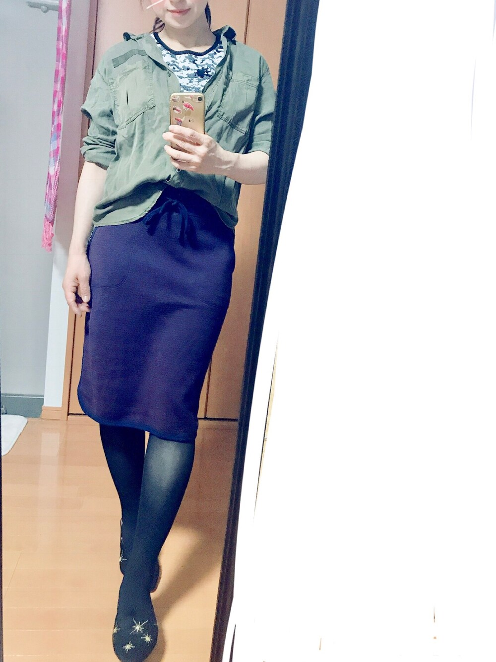 ブラック系のサンダル、パープル系のスカート、グリーン系のシャツ/ブラウスを着用したレディースの秋コーディネートの1枚目の写真