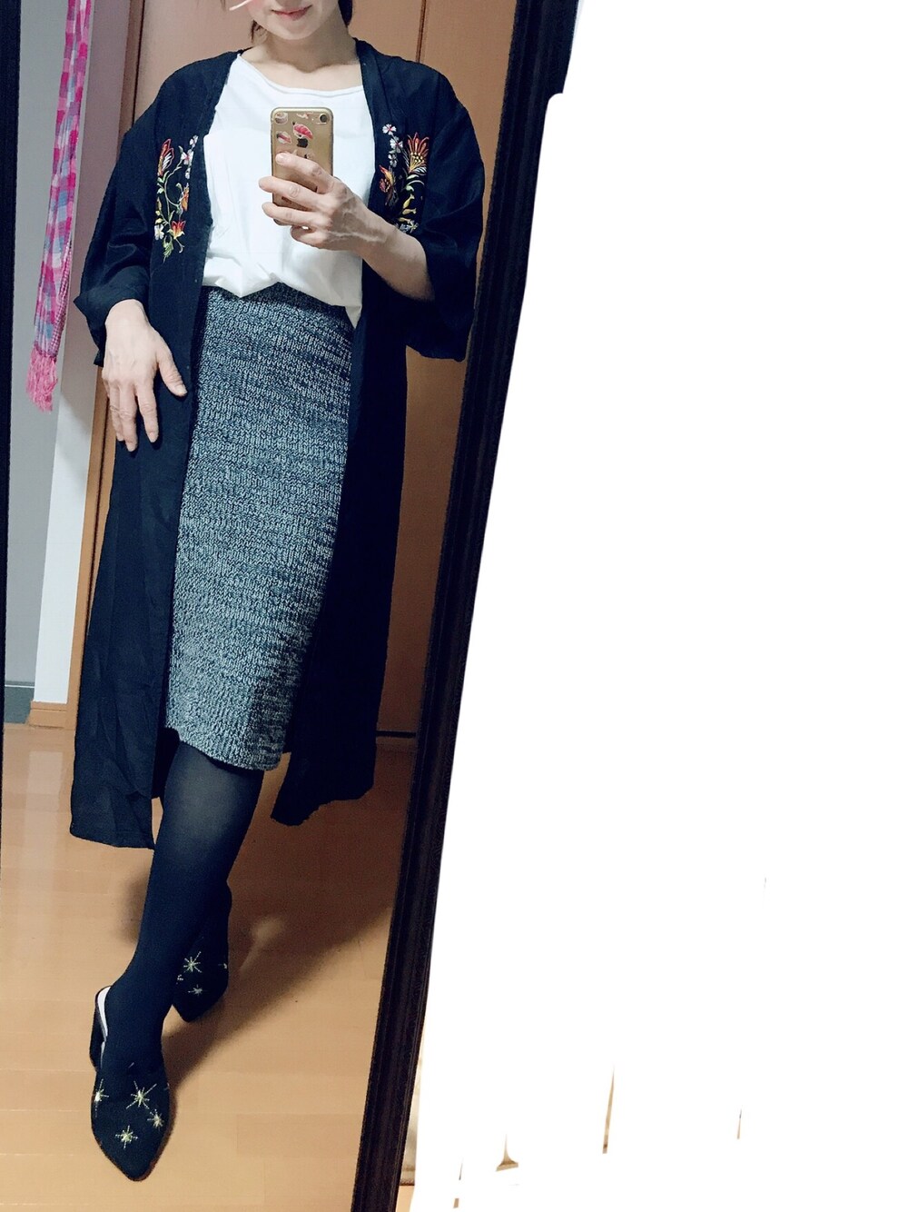 ブラック系のサンダル、ブラック系のシャツワンピースを着用したレディースの秋コーディネートの1枚目の写真