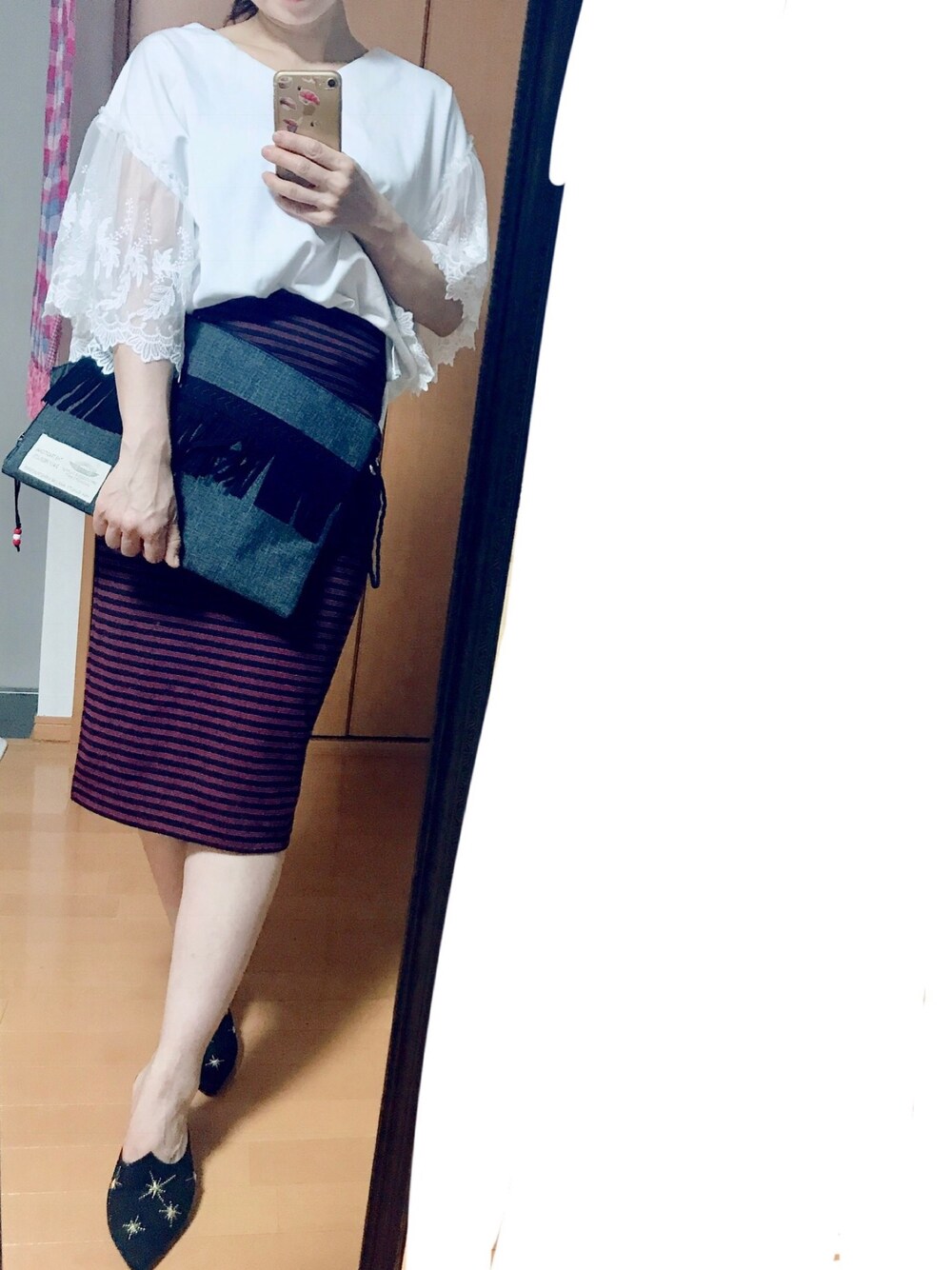 ブラック系のサンダル、パープル系のスカートを着用したレディースの秋コーディネートの1枚目の写真