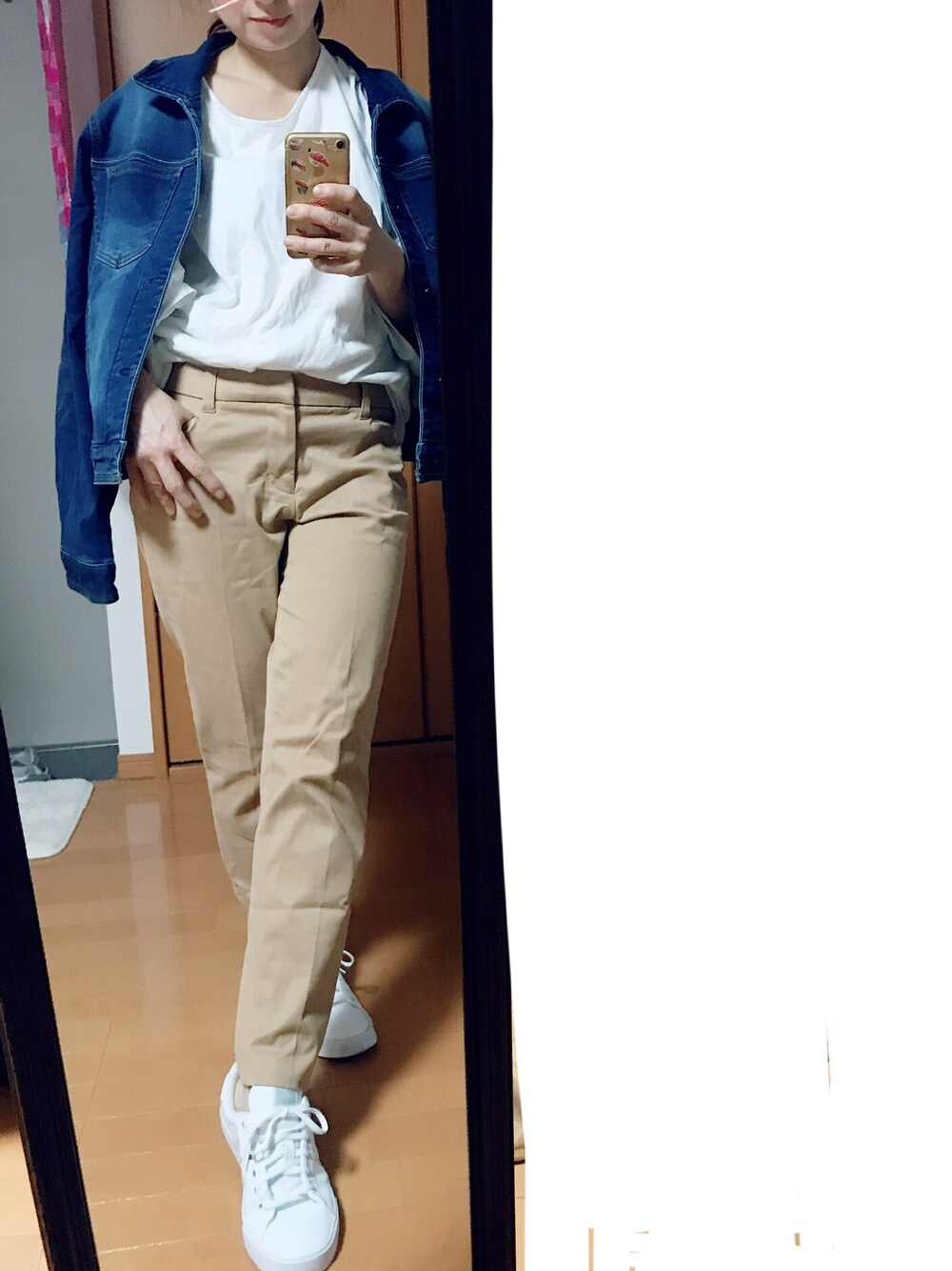 ホワイト系のスニーカー、ベージュ系のスラックス、ブルー系のデニムジャケットを着用したレディースの秋コーディネートの1枚目の写真