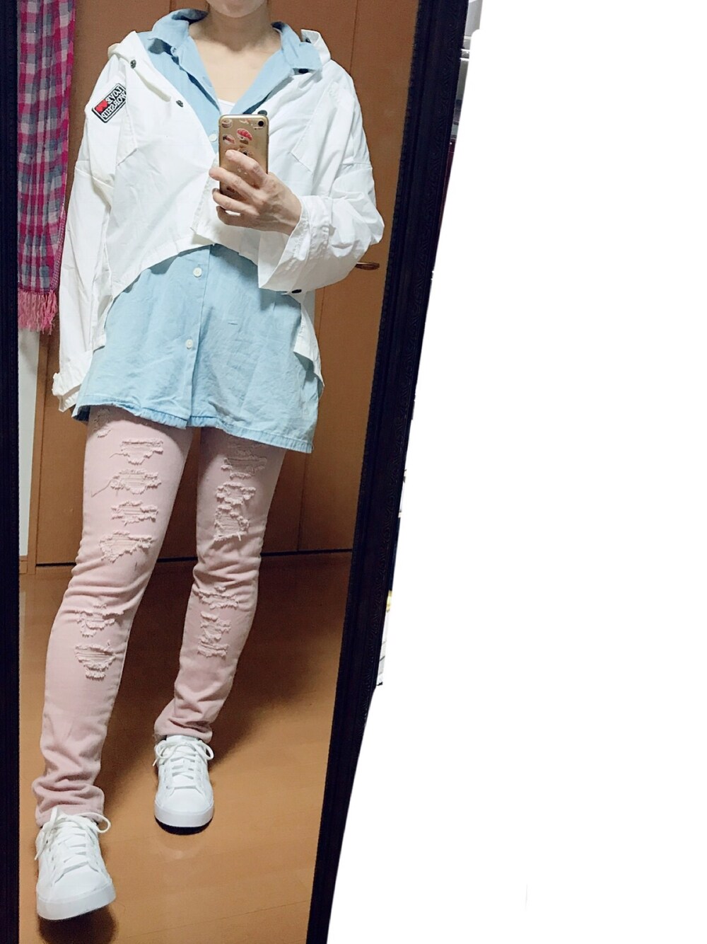 「ダメージデニムパンツ、休日スタイル、カジュアル、スキニー」｜「GUのアイテム（シャツ/ブラウス、ブルー系）」を使った、Rody❤︎スプリングタイプカラーさん（レディース・155cm）の秋コーディネートの1枚目の写真