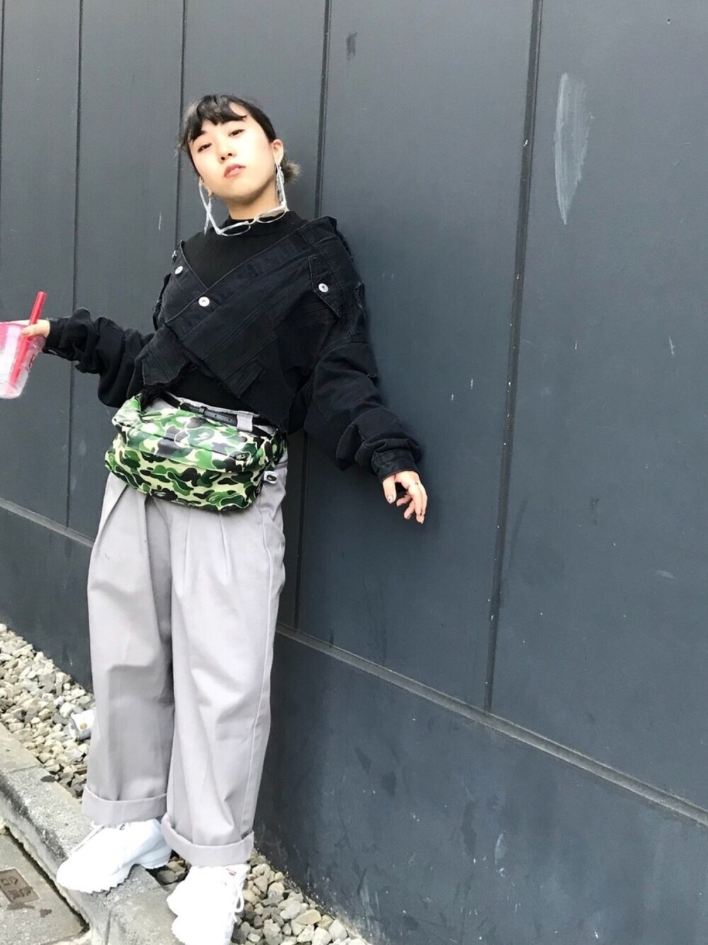 ブラック系のデニムジャケットを着用したレディースの秋コーディネートの1枚目の写真