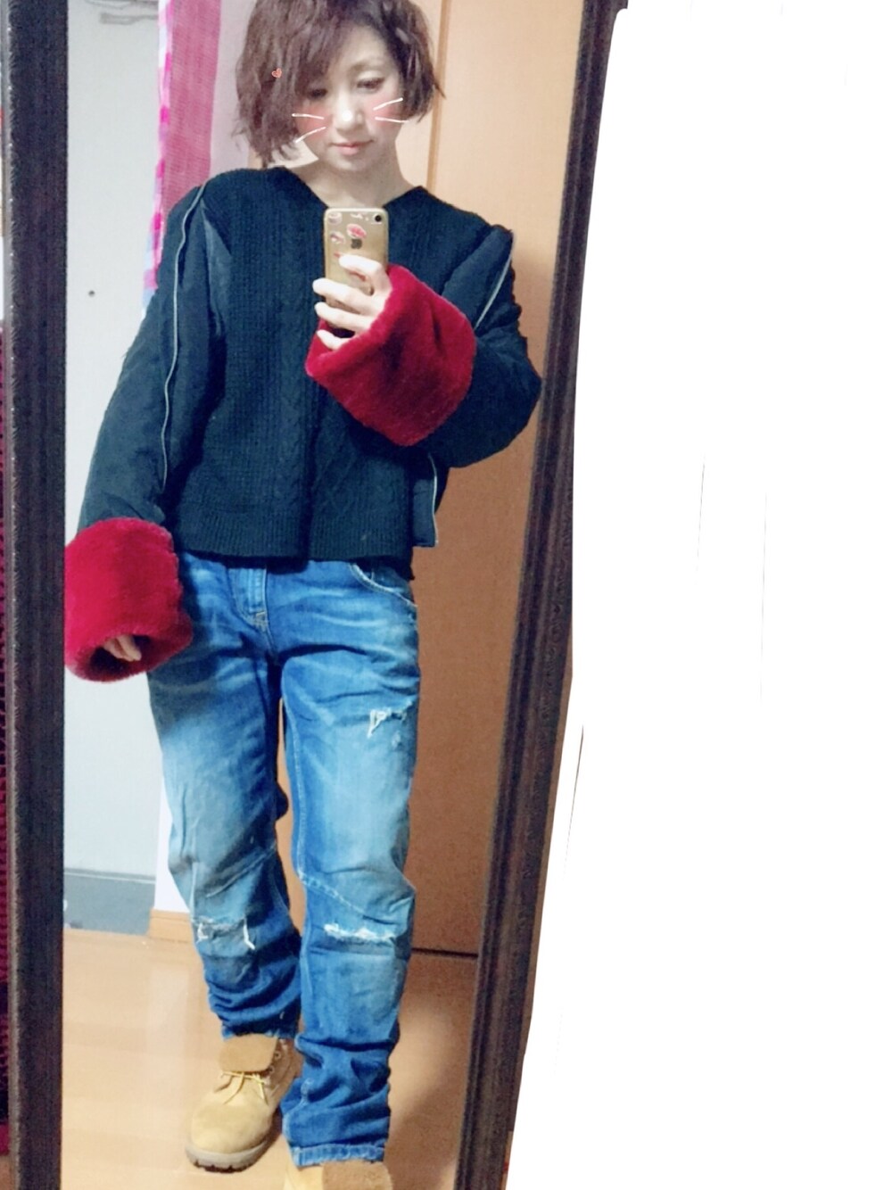 ベージュ系のブーツ、ブルー系のデニムパンツを着用したレディースの秋コーディネートの1枚目の写真