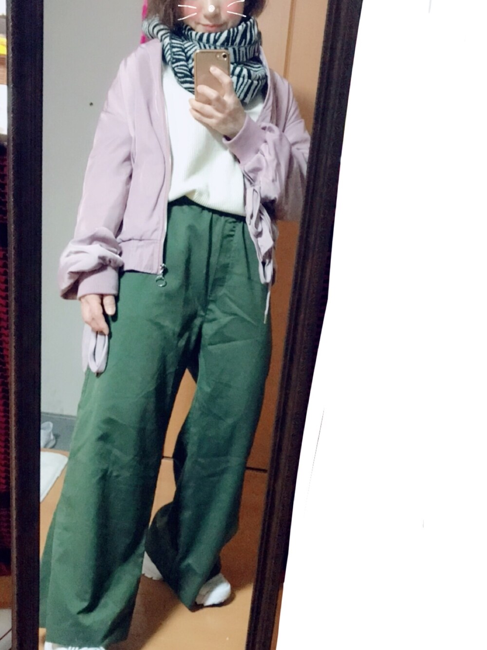 ホワイト系のスニーカー、ピンク系のMA-1を着用したレディースの冬コーディネートの1枚目の写真