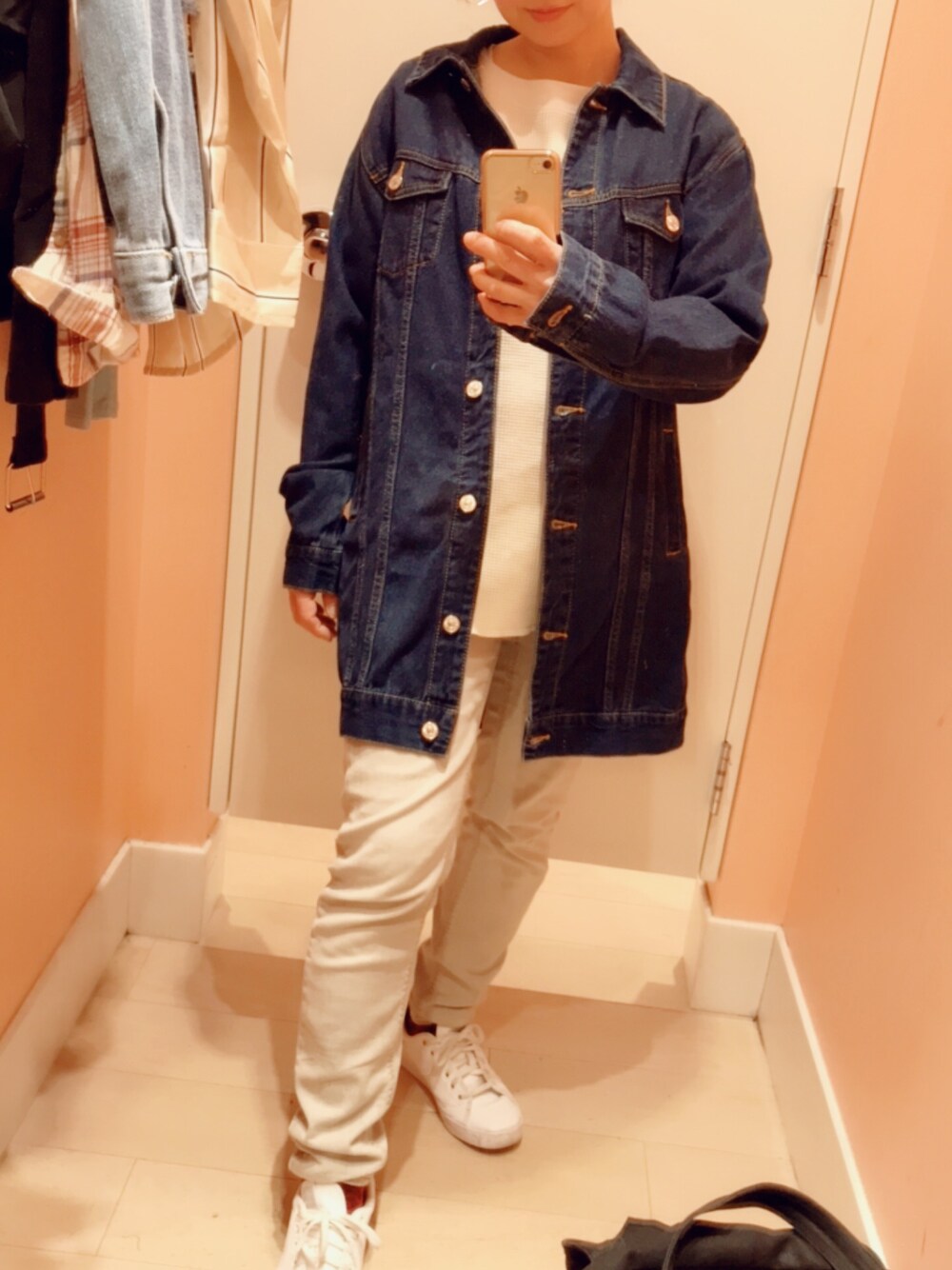 ブルー系のデニムジャケット、グレー系のデニムパンツ、ホワイト系のスニーカーを着用したレディースの冬コーディネートの1枚目の写真