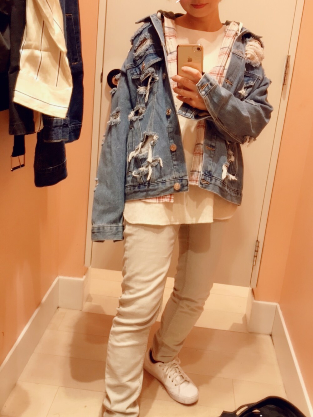 ブルー系のデニムジャケット、グレー系のデニムパンツ、ホワイト系のスニーカーを着用したレディースの冬コーディネートの1枚目の写真