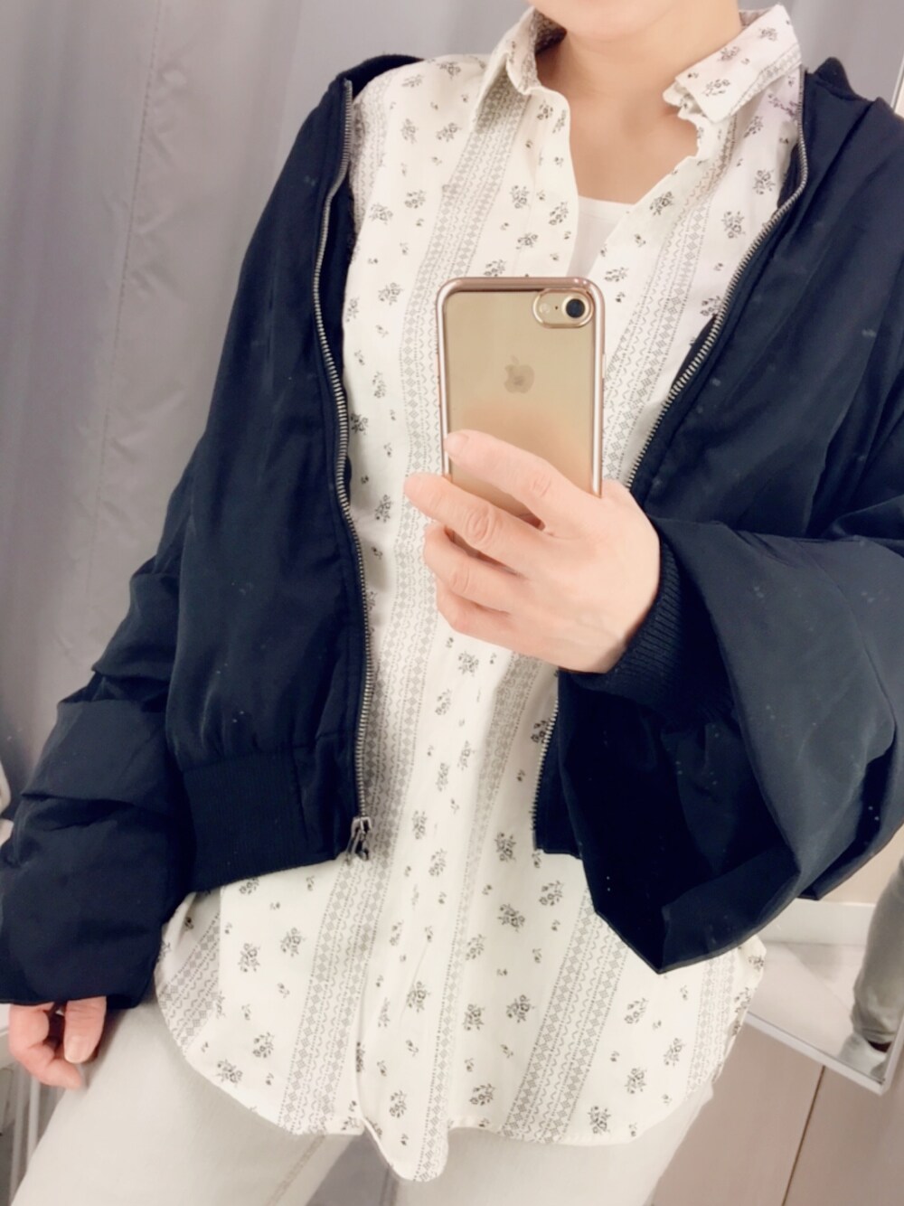 グレー系のデニムパンツ、ホワイト系のシャツ/ブラウスを着用したレディースの冬コーディネートの1枚目の写真