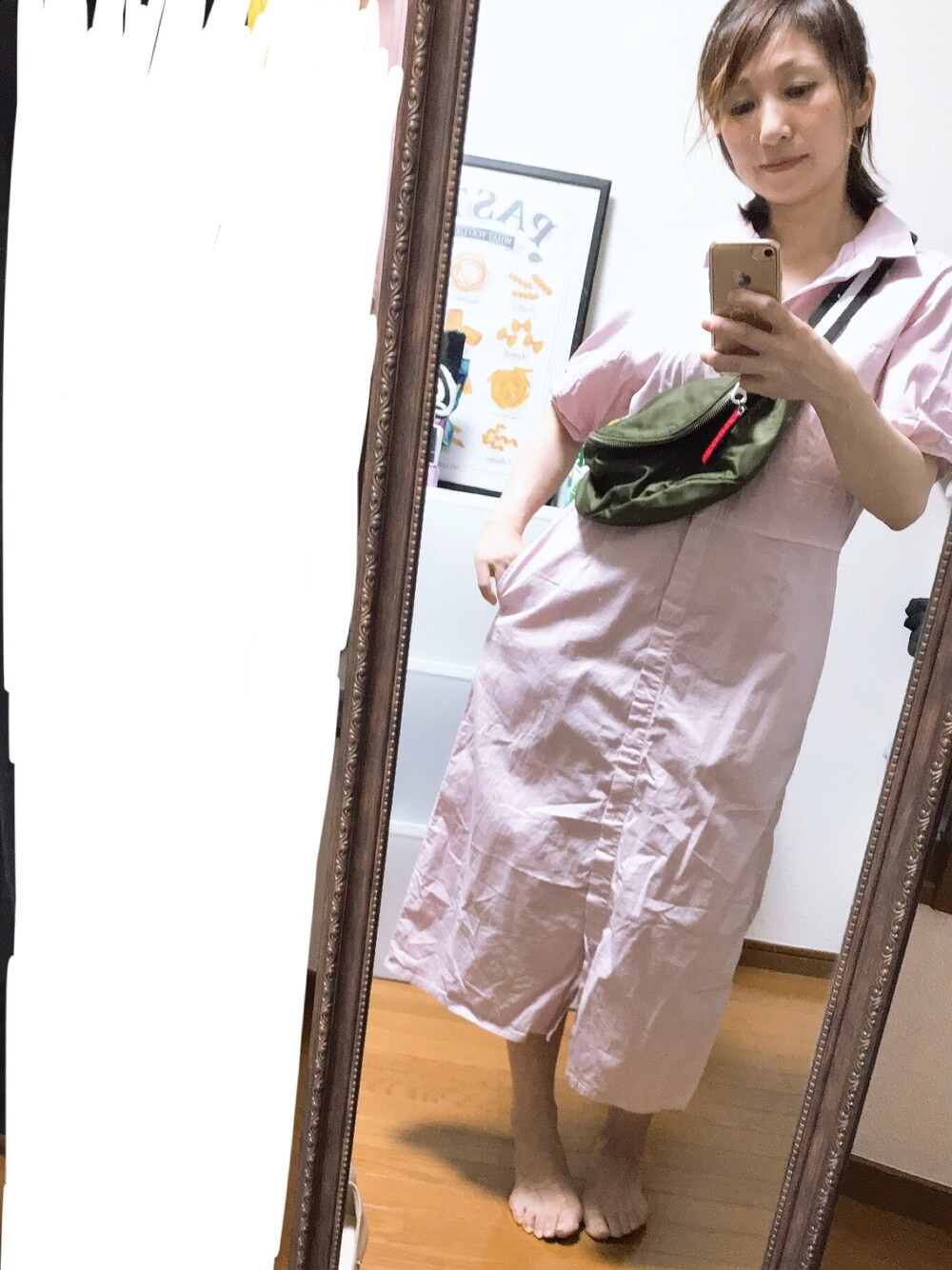 ピンク系のシャツワンピースを着用したレディースの夏コーディネートの1枚目の写真