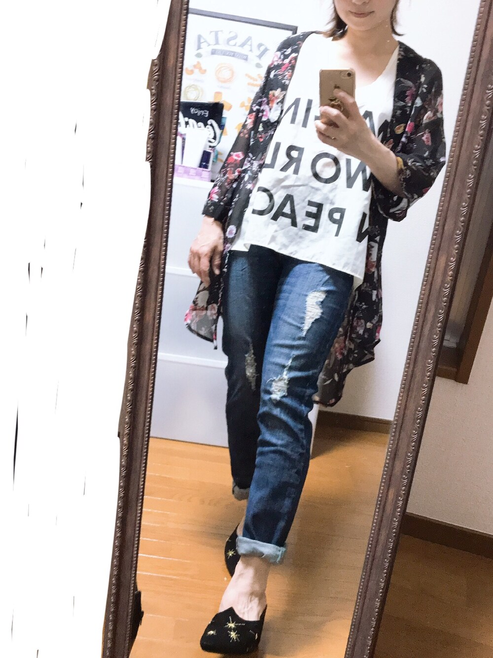 ブルー系のデニムパンツを着用したレディースの夏コーディネートの1枚目の写真