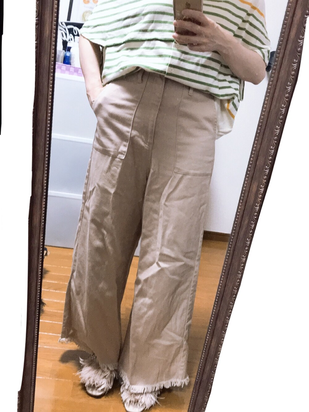 ピンク系のサンダルを着用したレディースの夏コーディネートの1枚目の写真