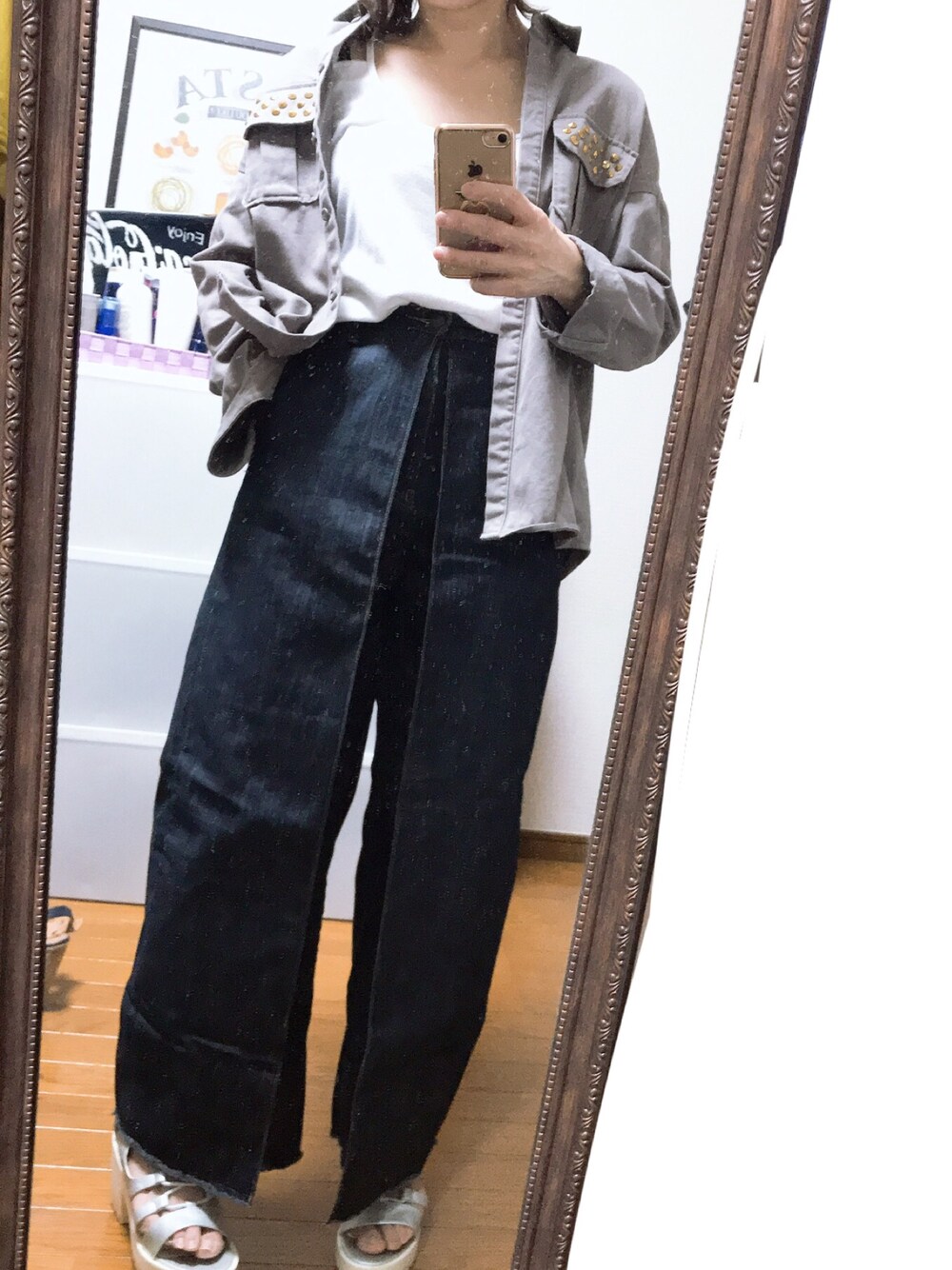 ブルー系のデニムパンツを着用したレディースの夏コーディネートの1枚目の写真