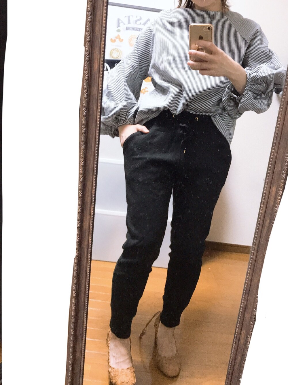 ブラック系のその他パンツを着用したレディースの夏コーディネートの1枚目の写真