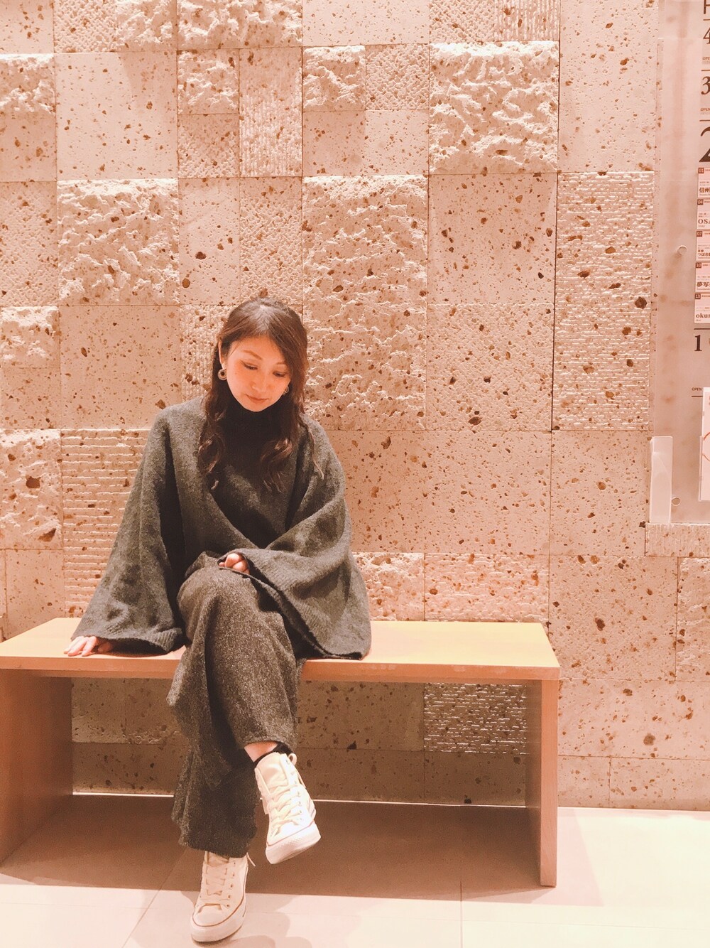 「ポンチョ、ワイドパンツ、オトナカジュアル、今日のコーデ、大人コーデ、休日スタイル、ラフ、コンバース」｜「CONVERSEのアイテム（スニーカー、ベージュ系）」を使った、Rody❤︎スプリングタイプカラーさん（レディース・155cm）の秋コーディネートの1枚目の写真