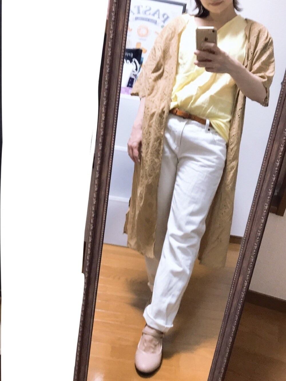 ホワイト系のデニムパンツを着用したレディースの夏コーディネートの1枚目の写真