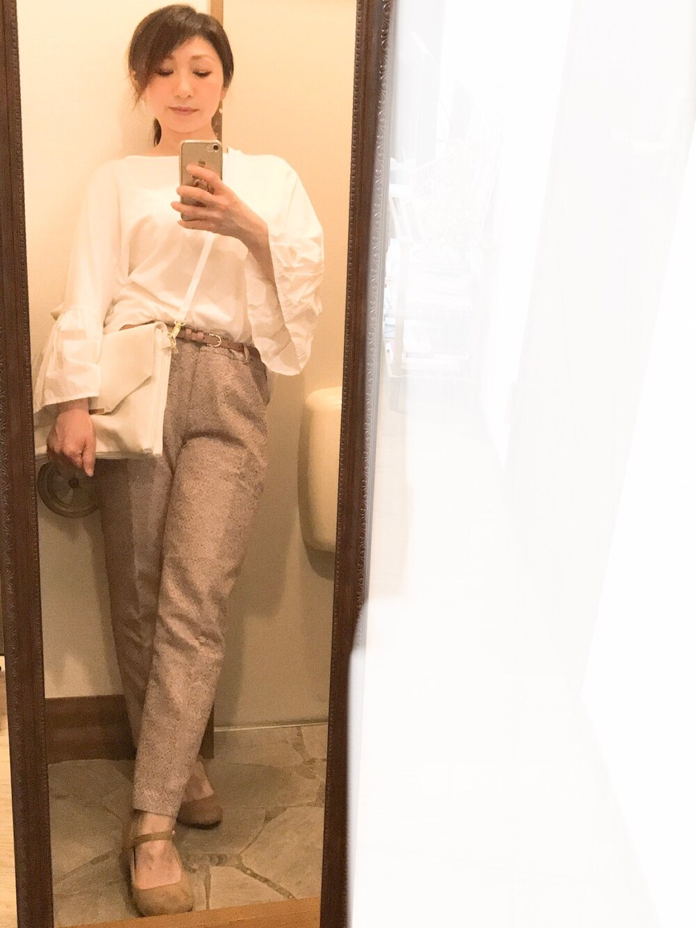 「スラックス、ザラジョ、ZARA、大人カジュアル、休日スタイル、パンプス、はるコーデ」｜「ZARAのアイテム（Tシャツ/カットソー、ホワイト系）」を使った、Rody❤︎スプリングタイプカラーさん（レディース・155cm）の春コーディネートの1枚目の写真