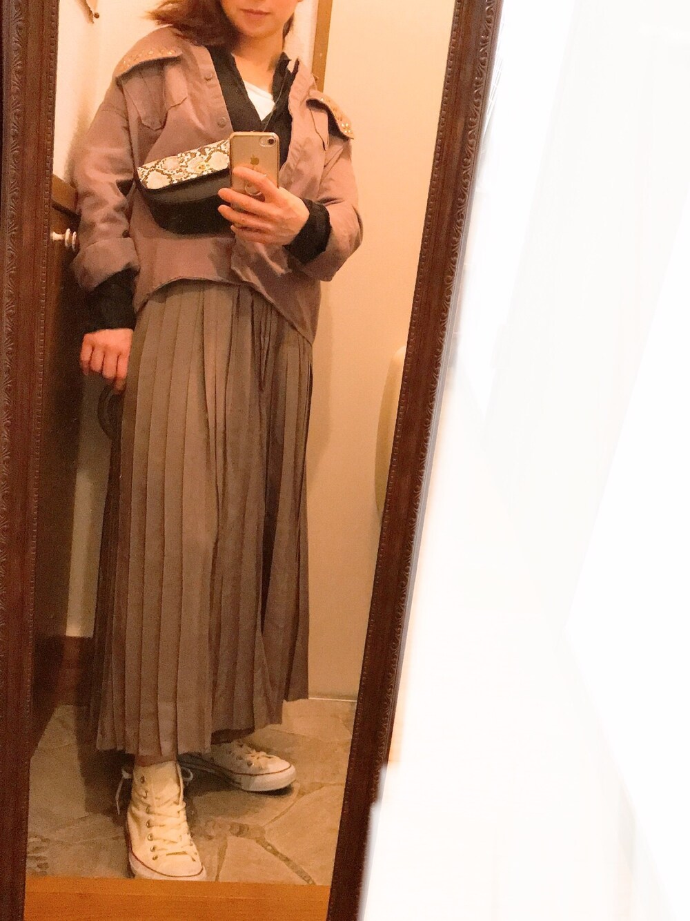 「プリーツパンツ、スニーカー、白スニーカー、休日スタイル、オトナカジュアル、カジュアルコーデ」｜「CONVERSEのアイテム（スニーカー、ベージュ系）」を使った、Rody❤︎スプリングタイプカラーさん（レディース・155cm）の春コーディネートの1枚目の写真