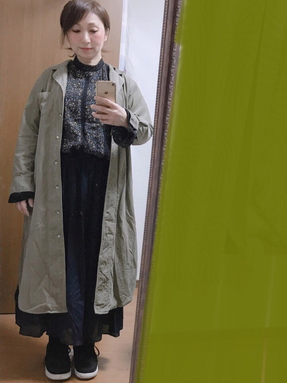 「UNIQLO、シャツワンピース、オトナカジュアル、秋服、今日のコーデ、ベロアワンピース、NIKE、タートルネック、古着MIX、ゆるコーデ」｜「UNIQLOのアイテム（シャツワンピース、グリーン系）」を使った、Rody❤︎スプリングタイプカラーさん（レディース・155cm）の秋コーディネートの1枚目の写真