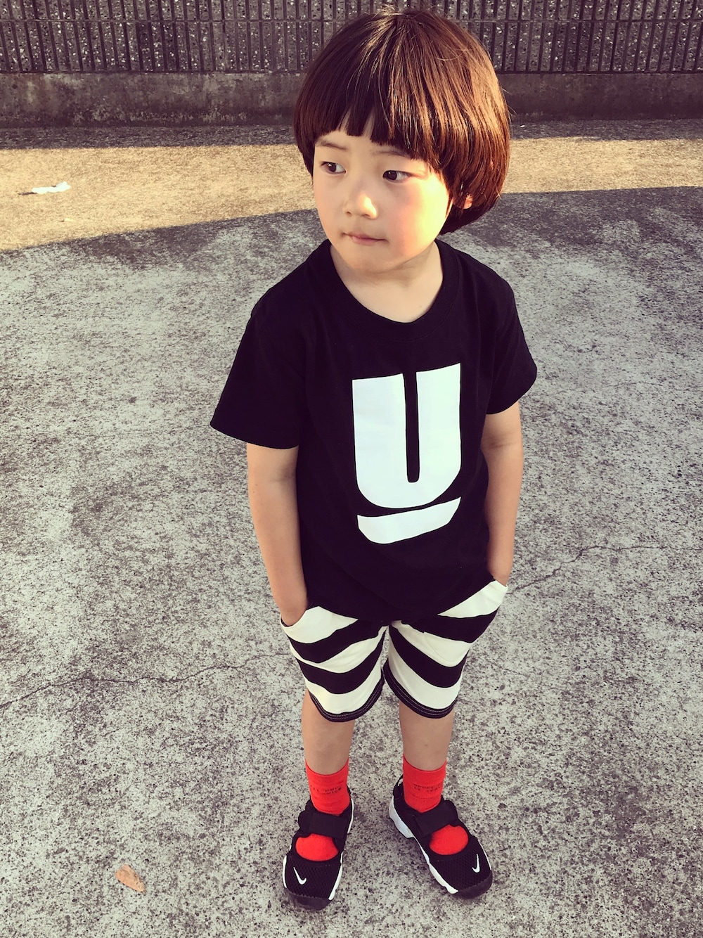 「夏コーデ、エアリフト、赤い靴下、UNDER COVER」｜「UNDERCOVERのGSN5801（Tシャツ/カットソー、ブラック系）」を使った、eightmaaanさん（キッズ・110cm）の夏コーディネートの1枚目の写真