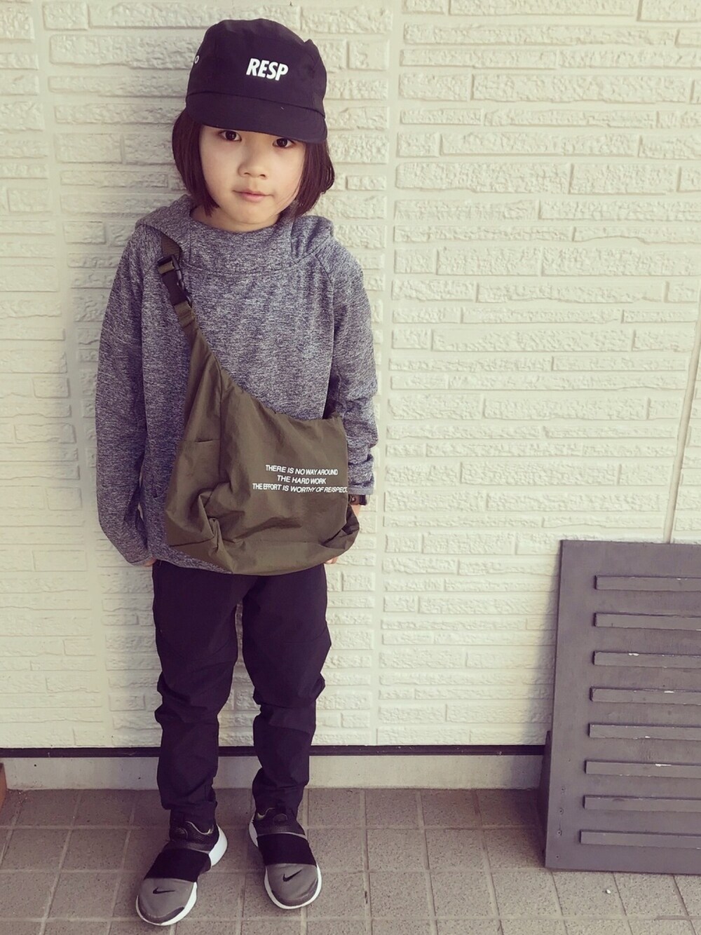 「カジュアル、男の子、キッズコーデ、ナイキ」｜「RE/SPのRE/SP Training Hooded parka / アールイーエスピー トレーニングフーデットパーカー（パーカー、グレー系）」を使った、eightmaaanさん（キッズ・125cm）の春コーディネートの1枚目の写真