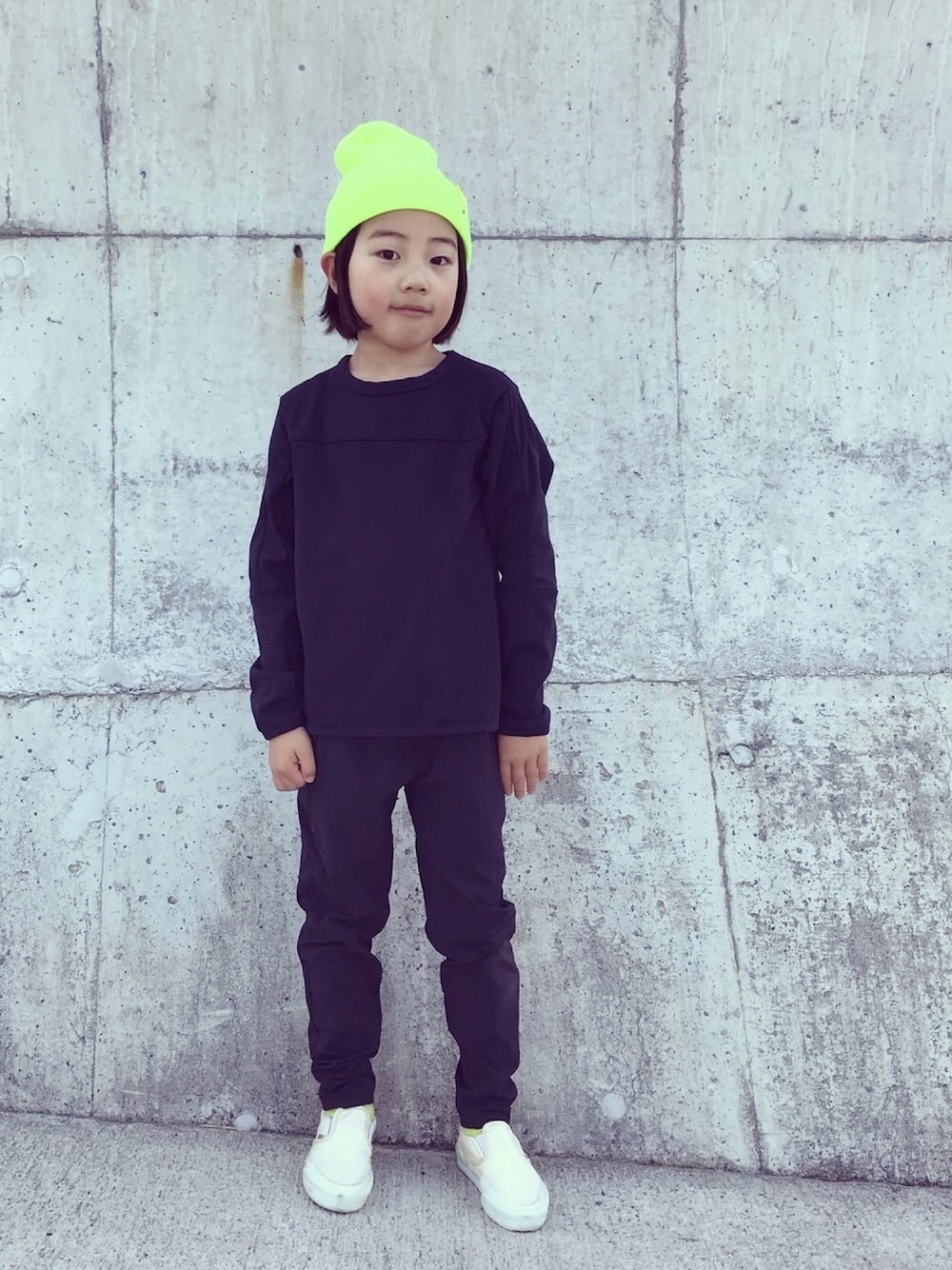 「蛍光カラー、ニット帽、RESP、VANS、公園コーデ、シンプルコーデ」｜「COTORICAのカラーニットキャップ（ニットキャップ/ビーニー、グリーン系）」を使った、eightmaaanさん（キッズ・125cm）の春コーディネートの1枚目の写真