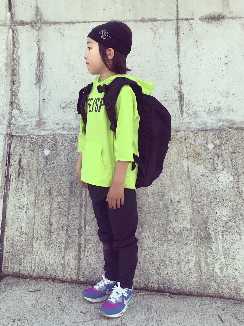 「バックパック、リュック、RESP、NIKE、NIKE AIR MAX」｜「RE/SPのRE/SP CORDURA Backpack / アールイーエスピー コーデュラ バックパック（バックパック/リュック、グリーン系）」を使った、eightmaaanさん（キッズ・125cm）の春コーディネートの1枚目の写真