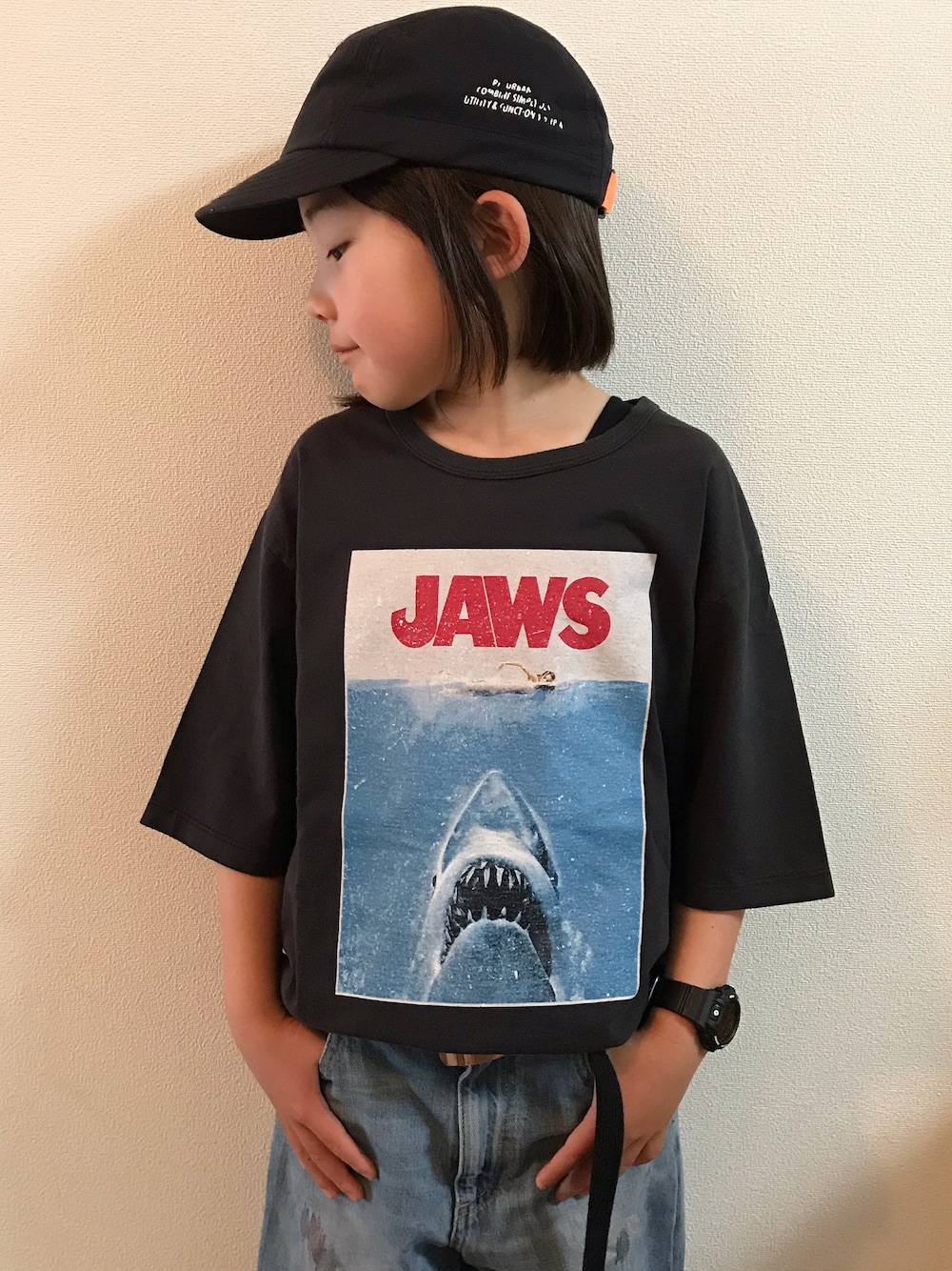 「オーバーサイズ、Tシャツ、smoothy kids、デニムパンツ、g shock、ガチャベルト」｜「SmoothyのSmoothy Universal Film Tee / スムージー ユニバーサルフィルム Tシャツ（Tシャツ/カットソー、その他）」を使った、eightmaaanさん（キッズ・125cm）の春コーディネートの1枚目の写真