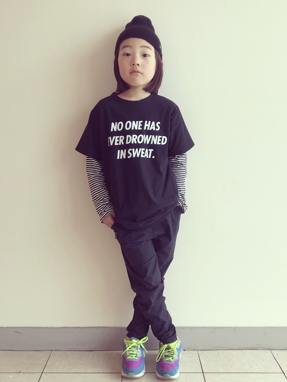 「シンプルコーデ、モノトーン、RESP、smoothy kids、エアマックス、NIKE、NIKE AIR MAX」｜「RE/SPのRE/SP Message Tee / アールイーエスピー メッセージTシャツ（Tシャツ/カットソー、ブラック系）」を使った、eightmaaanさん（キッズ・125cm）の春コーディネートの1枚目の写真