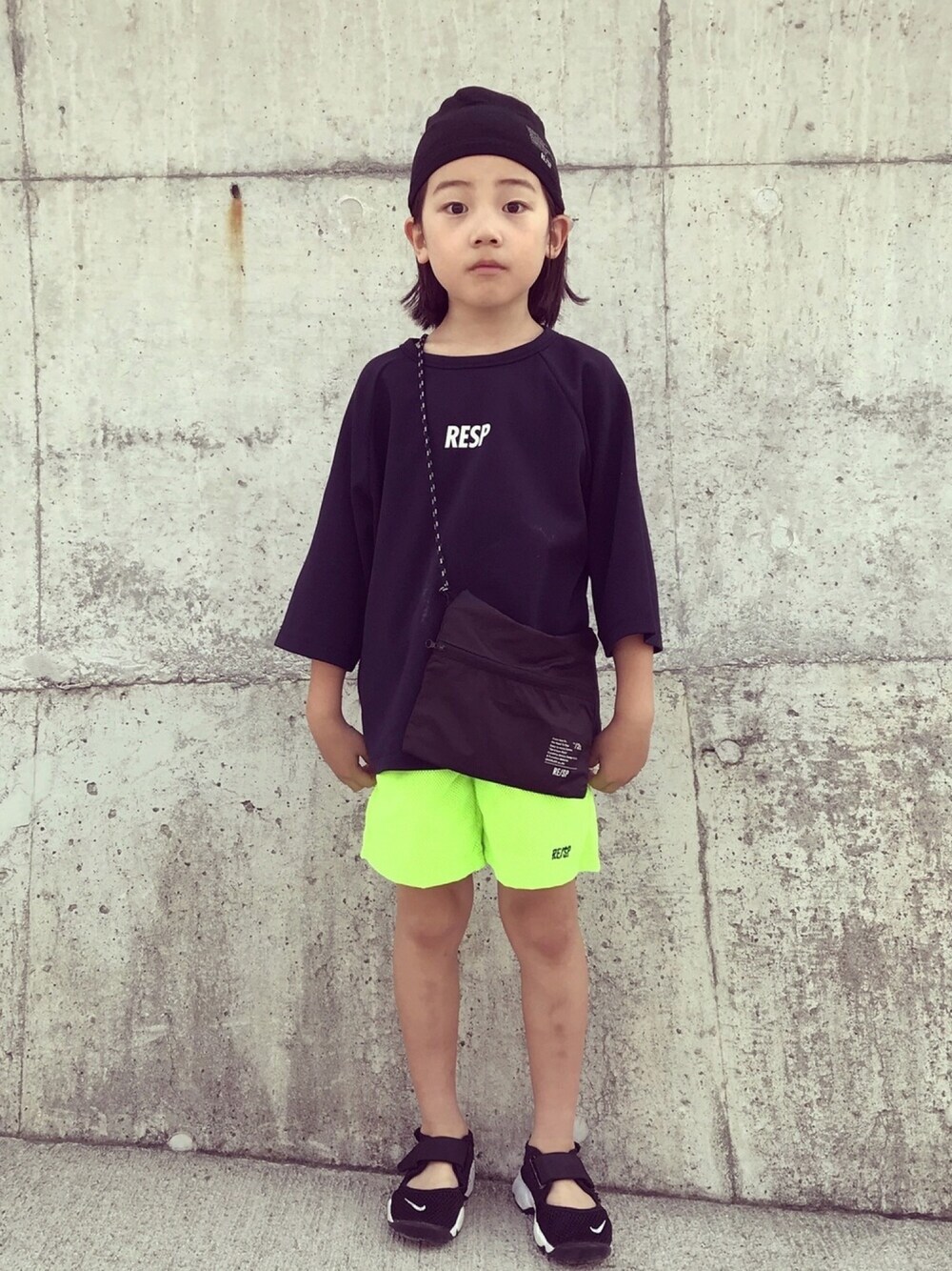 「サコッシュ、蛍光カラー、スポーツミックス、エアリフト、RESP」｜「RE/SPのRE/SP Practice Three-quarter sleeve Big Tee / アールイーエスピー プラクティス 7分袖ビッグTシャツ（Tシャツ/カットソー、ブラック系）」を使った、eightmaaanさん（キッズ・125cm）の夏コーディネートの1枚目の写真