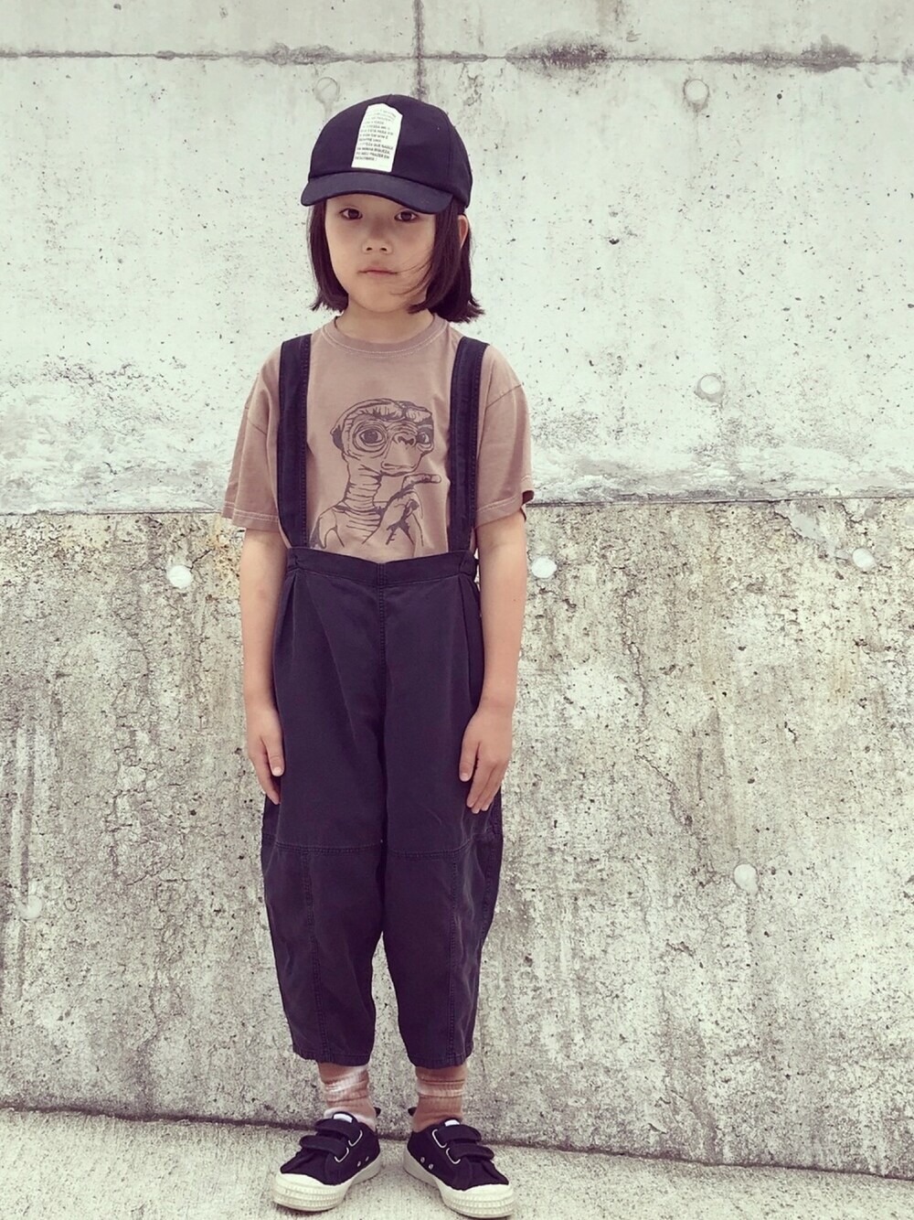 「サロペット、ET、young double、キャップ」｜「young doubleのアイテム（Tシャツ/カットソー、ブラウン系）」を使った、eightmaaanさん（キッズ・125cm）の夏コーディネートの1枚目の写真