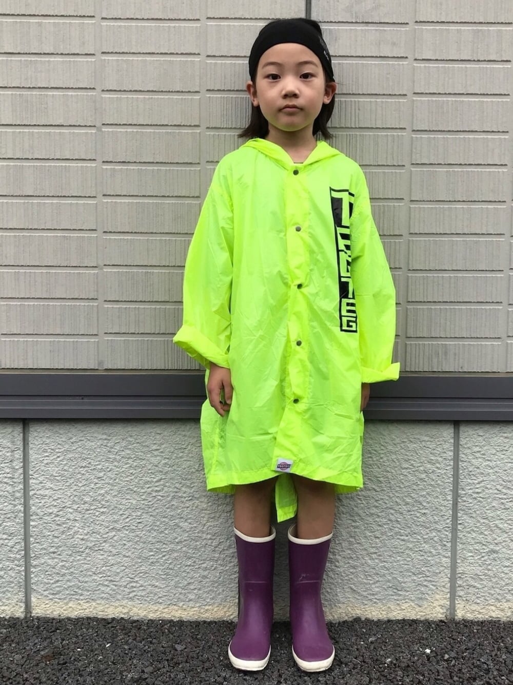 「レインブーツ、レインコート、雨の日コーデ、ヘアバンド、BERGSTEIN」｜「BERGSTEINのBERGSTEIN（レインシューズ、パープル系）」を使った、eightmaaanさん（キッズ・125cm）の夏コーディネートの1枚目の写真